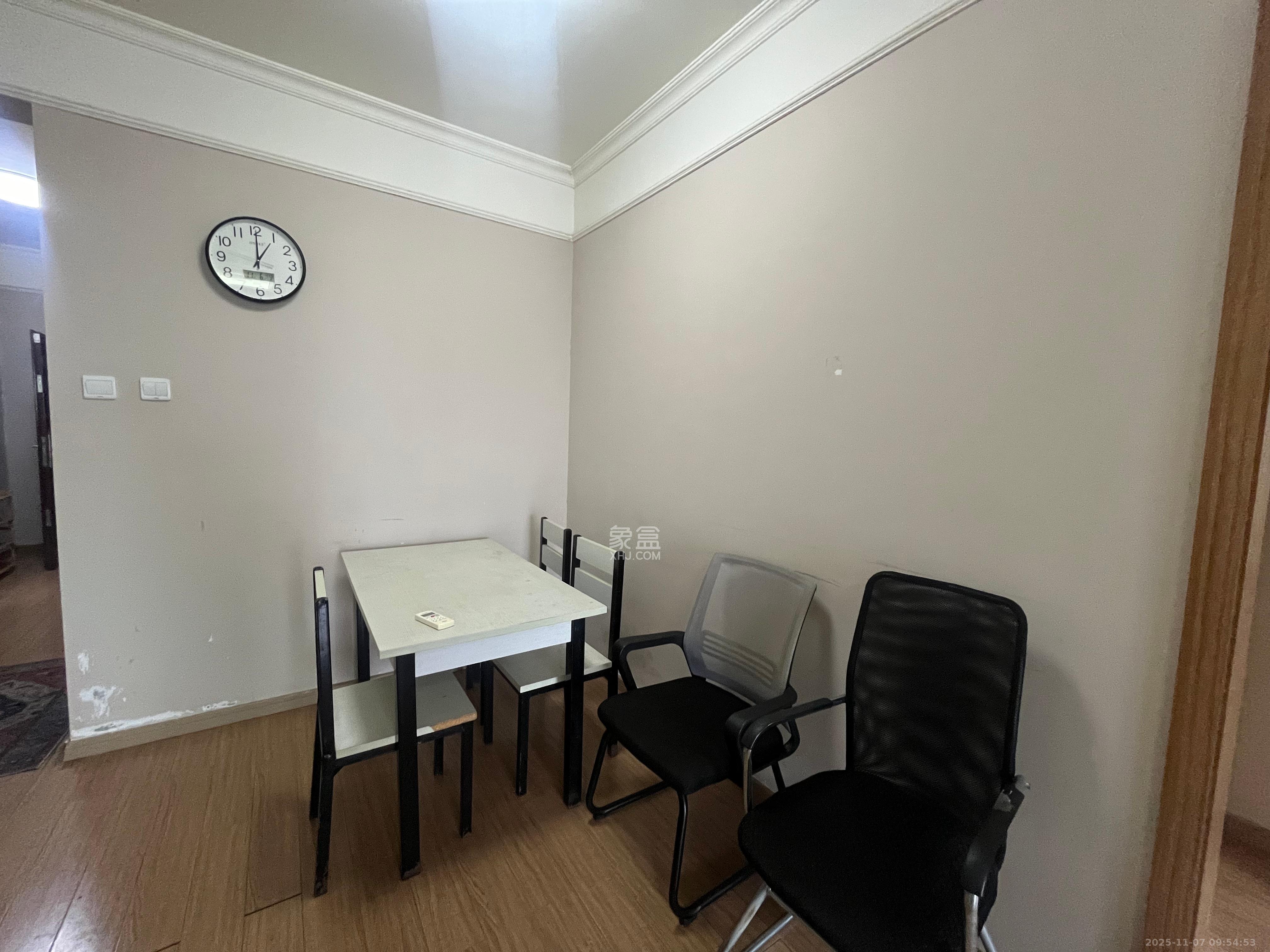 麓谷小镇  3室2厅1卫    2200.0元/月室内图