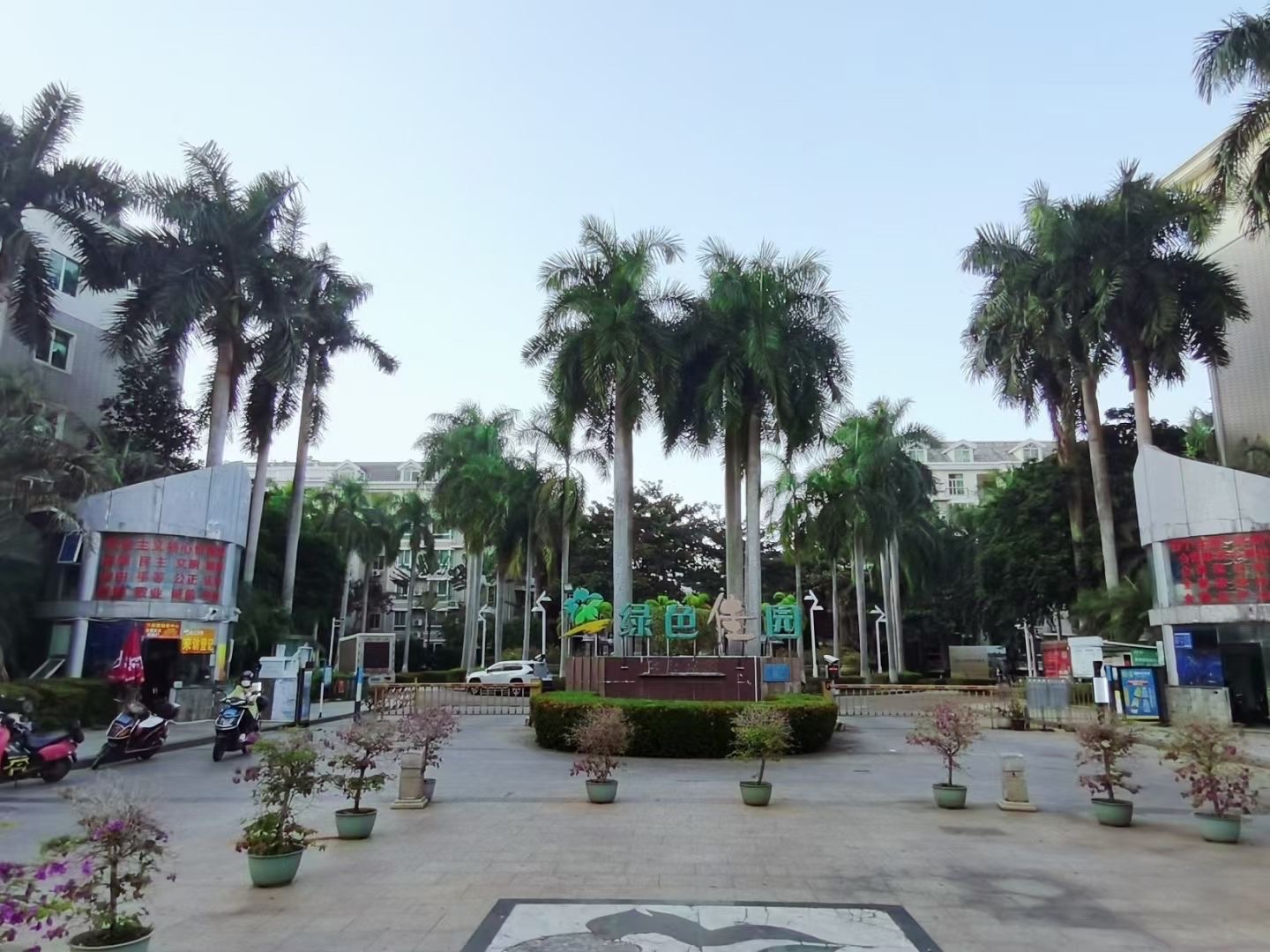 绿色佳园 3室2厅2卫 140.0万 绿色佳园 3室2厅2卫 140.0万客厅