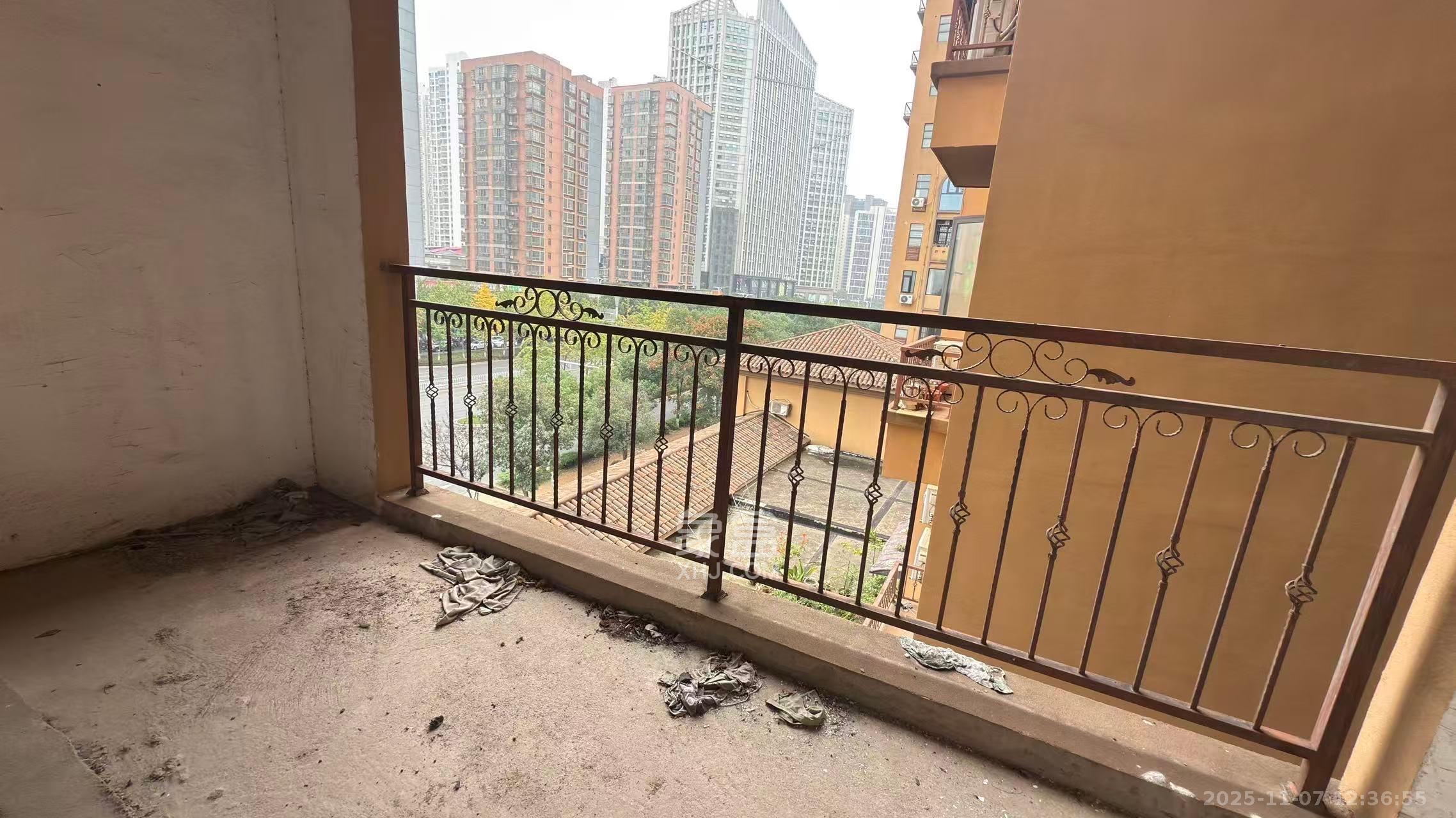 金侨城  3室2厅2卫    40.8万客厅