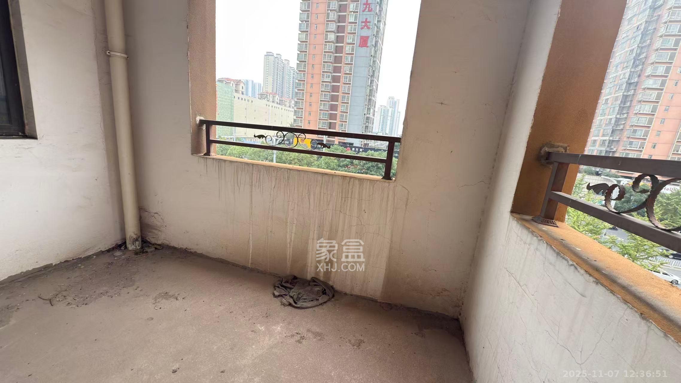 金侨城  3室2厅2卫    40.8万客厅