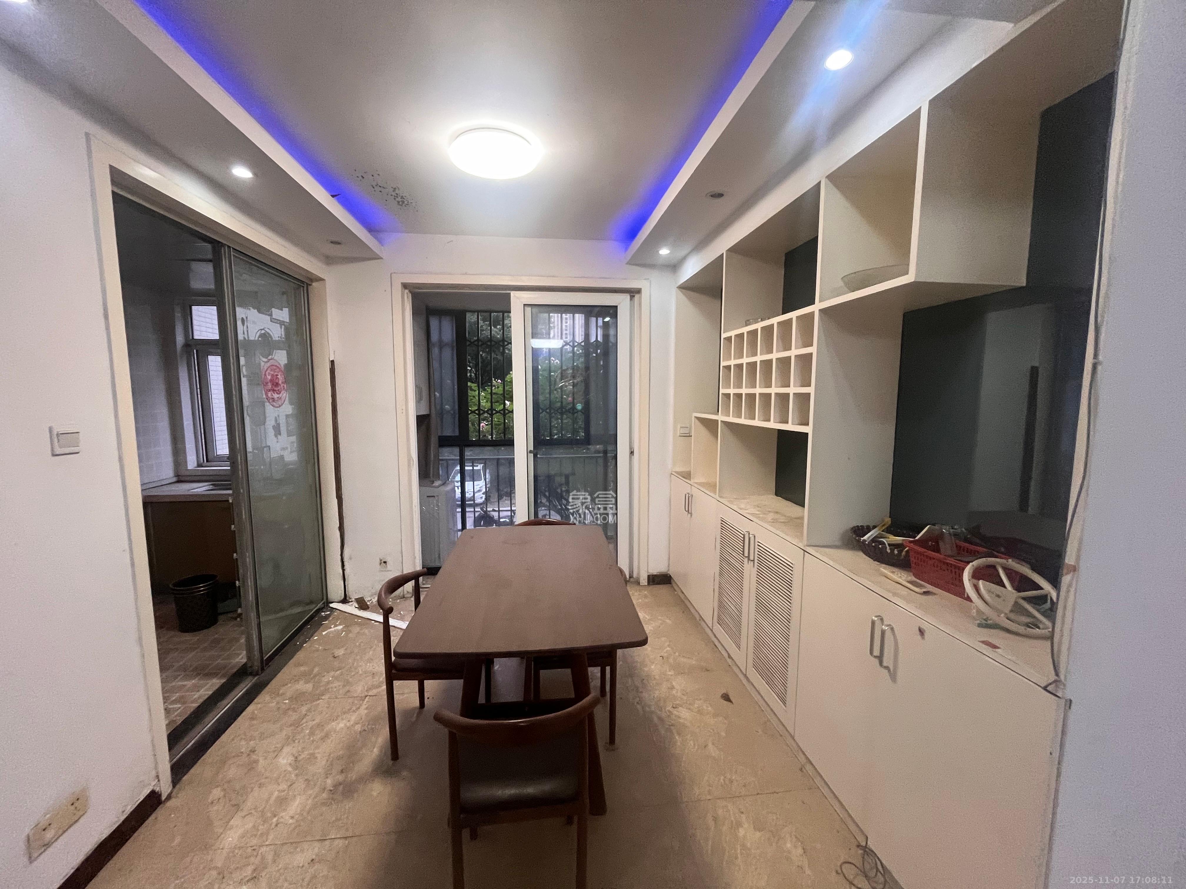 万国城（当代满庭春MOMA）一期  3室2厅2卫    2600.0元/月室内图