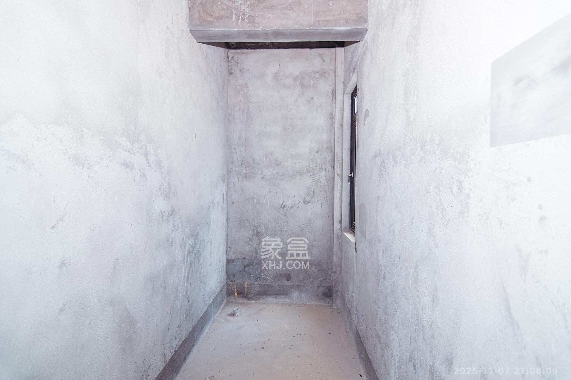 绿城高尔夫小镇  6室2厅2卫    900.0万卫生间