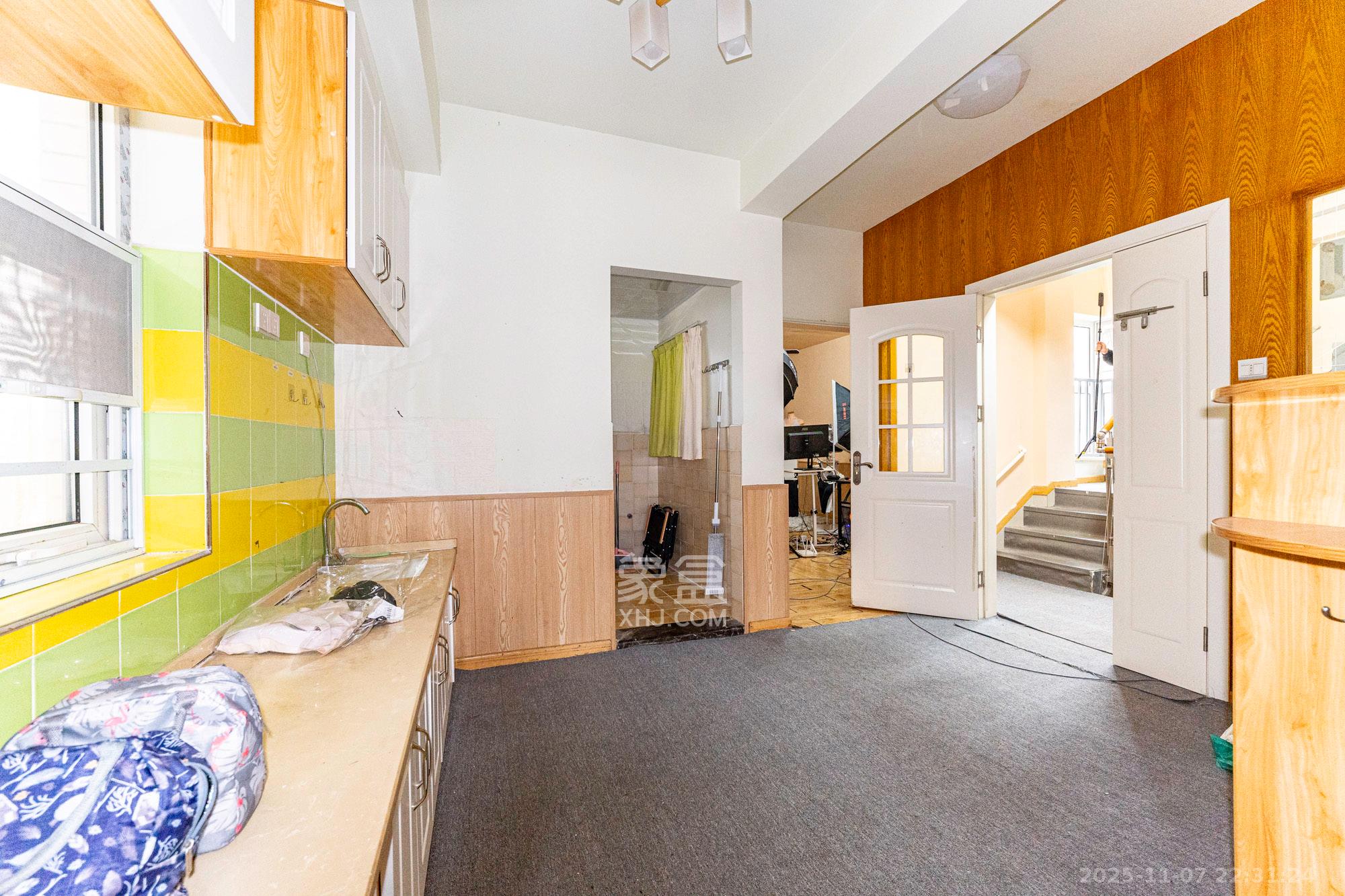 山水湾  5室2厅2卫    410.0万卧室