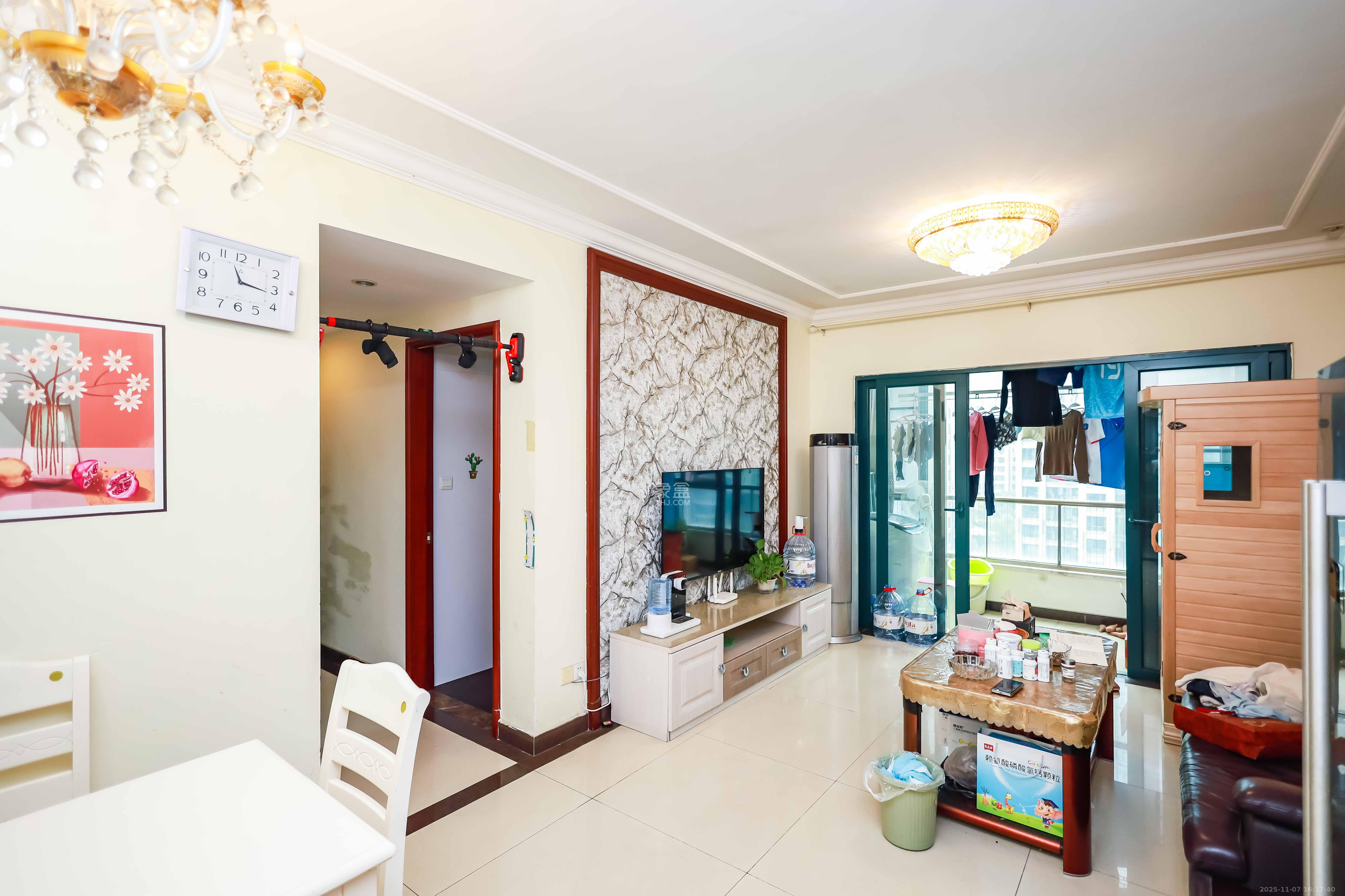 恒大华府  3室2厅1卫    130.0万客厅