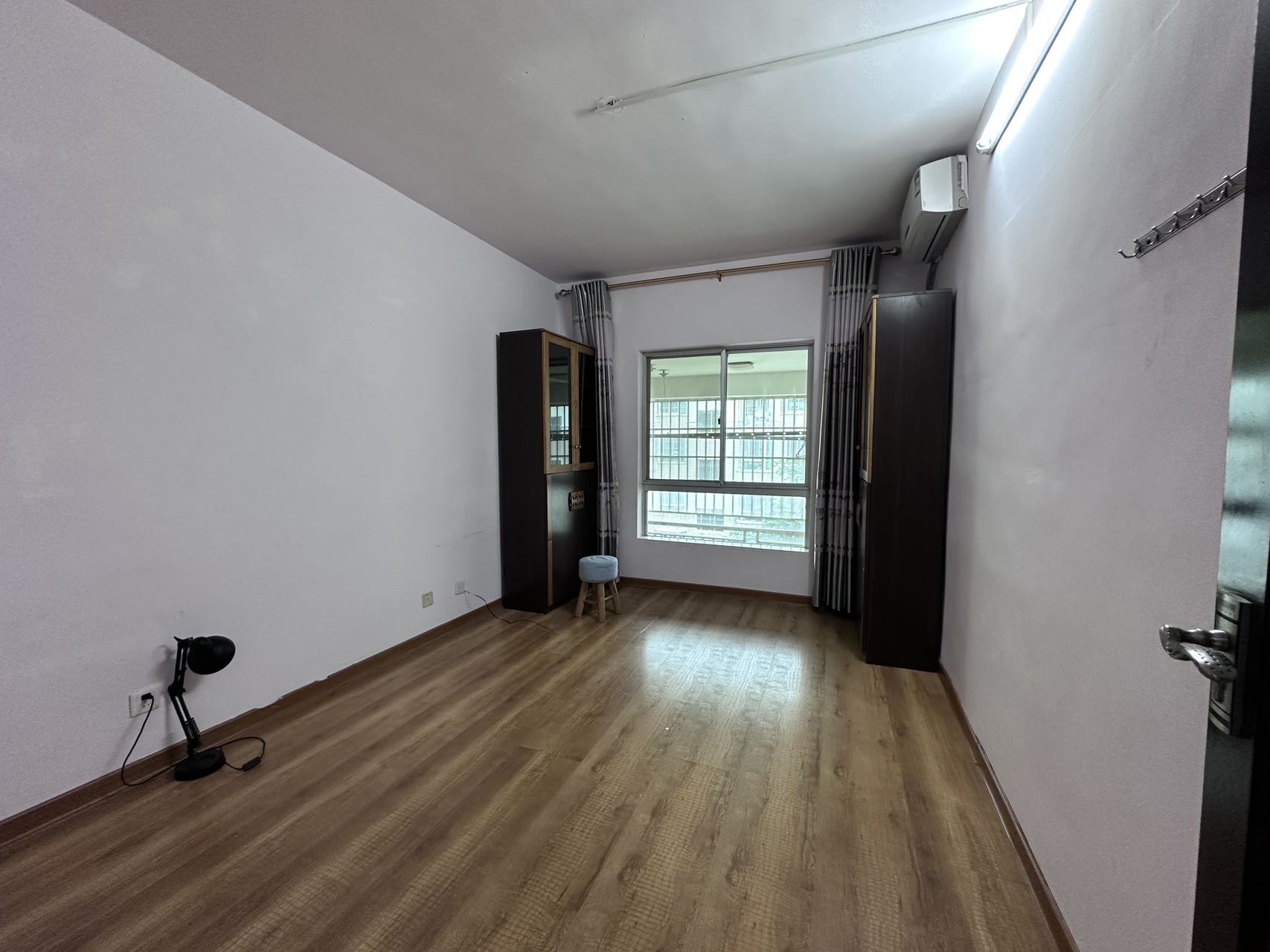 绿色佳园  3室2厅2卫    140.0万客厅