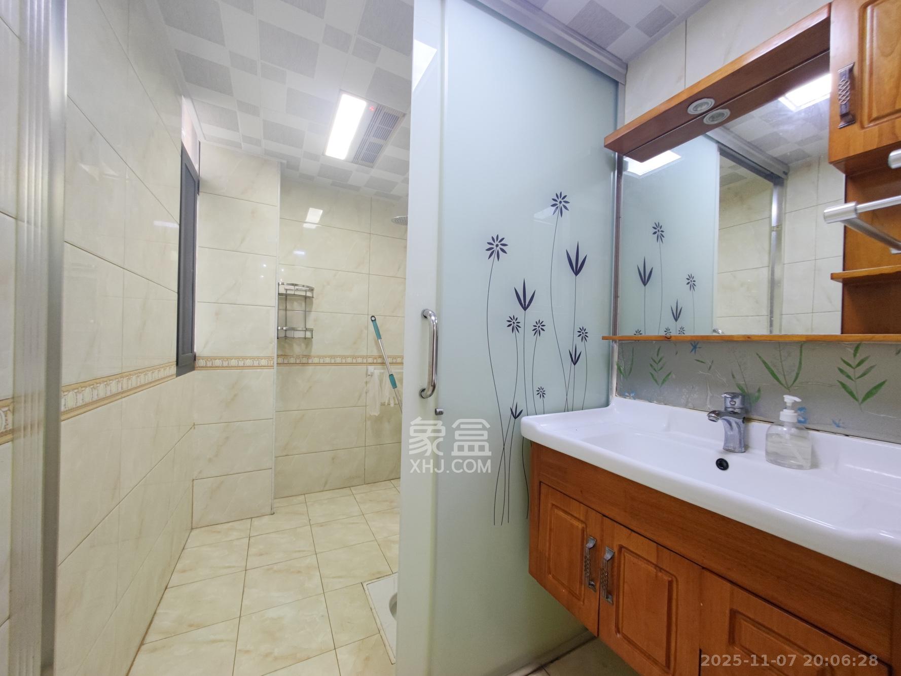 华银天际  1室2厅1卫    88.0万卫生间