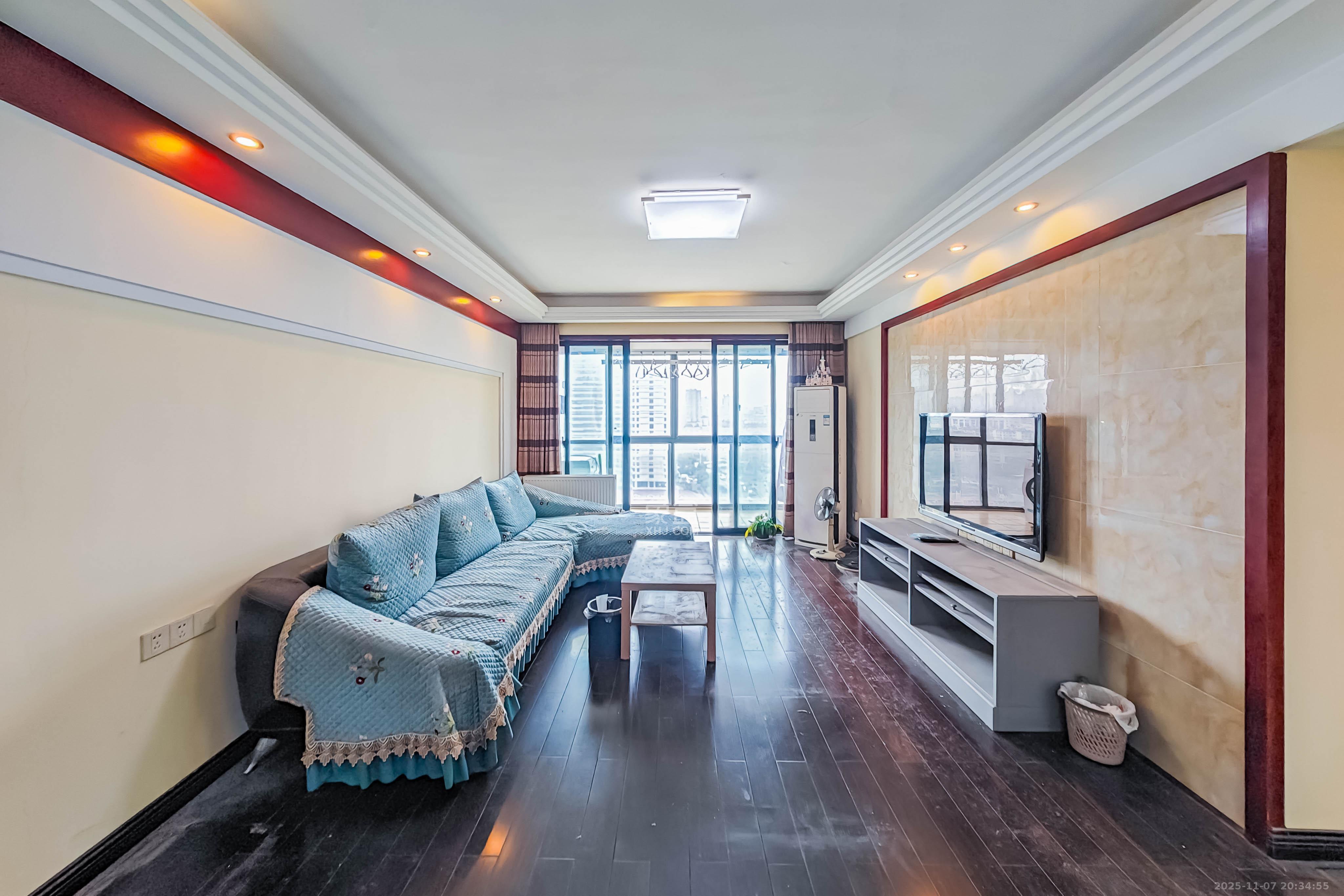 融科东南海 3室2厅1卫 93.8万 融科东南海 3室2厅1卫 93.8万客厅