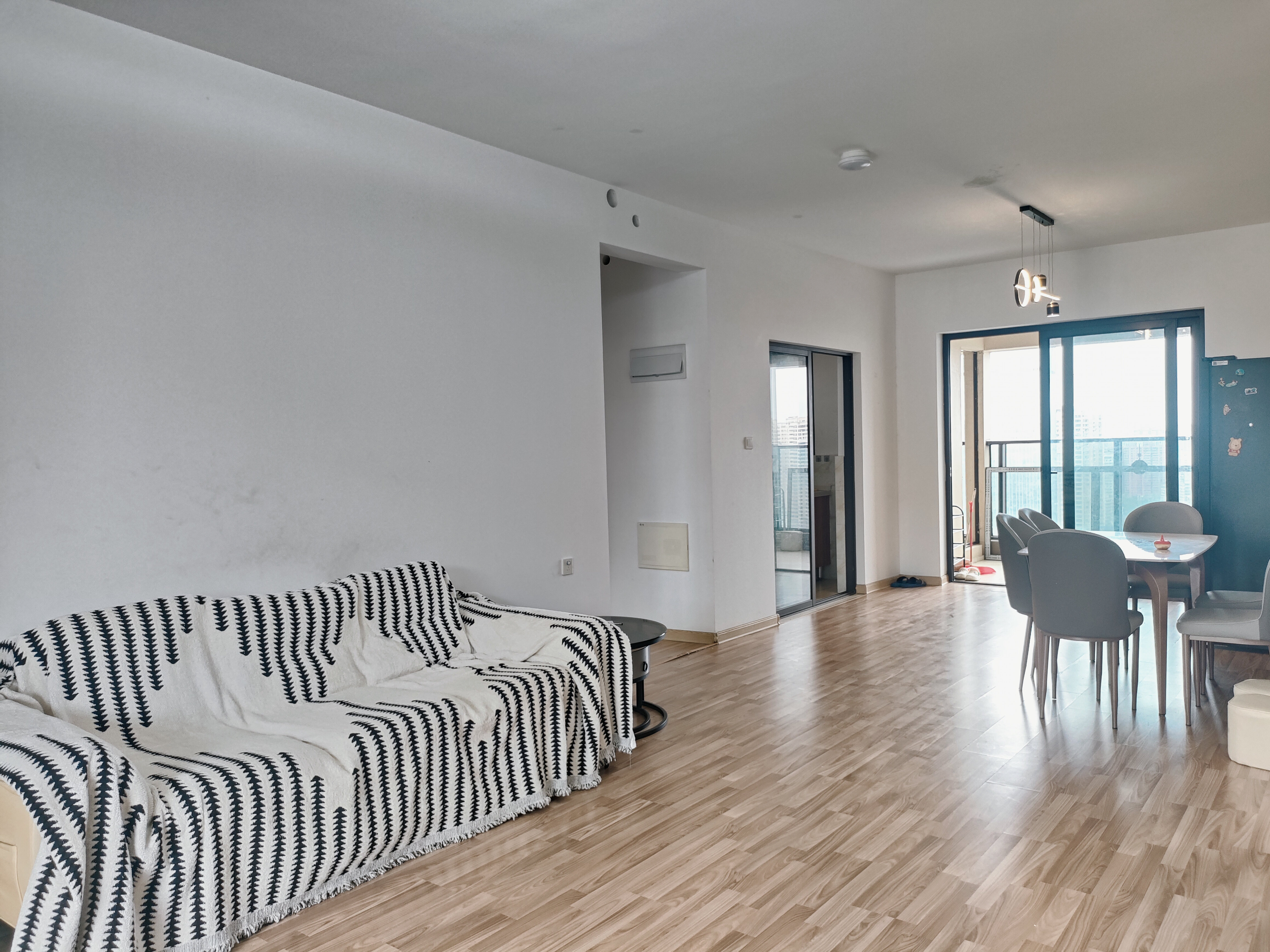 融创海口一号  3室2厅1卫    3600.0元/月室内图