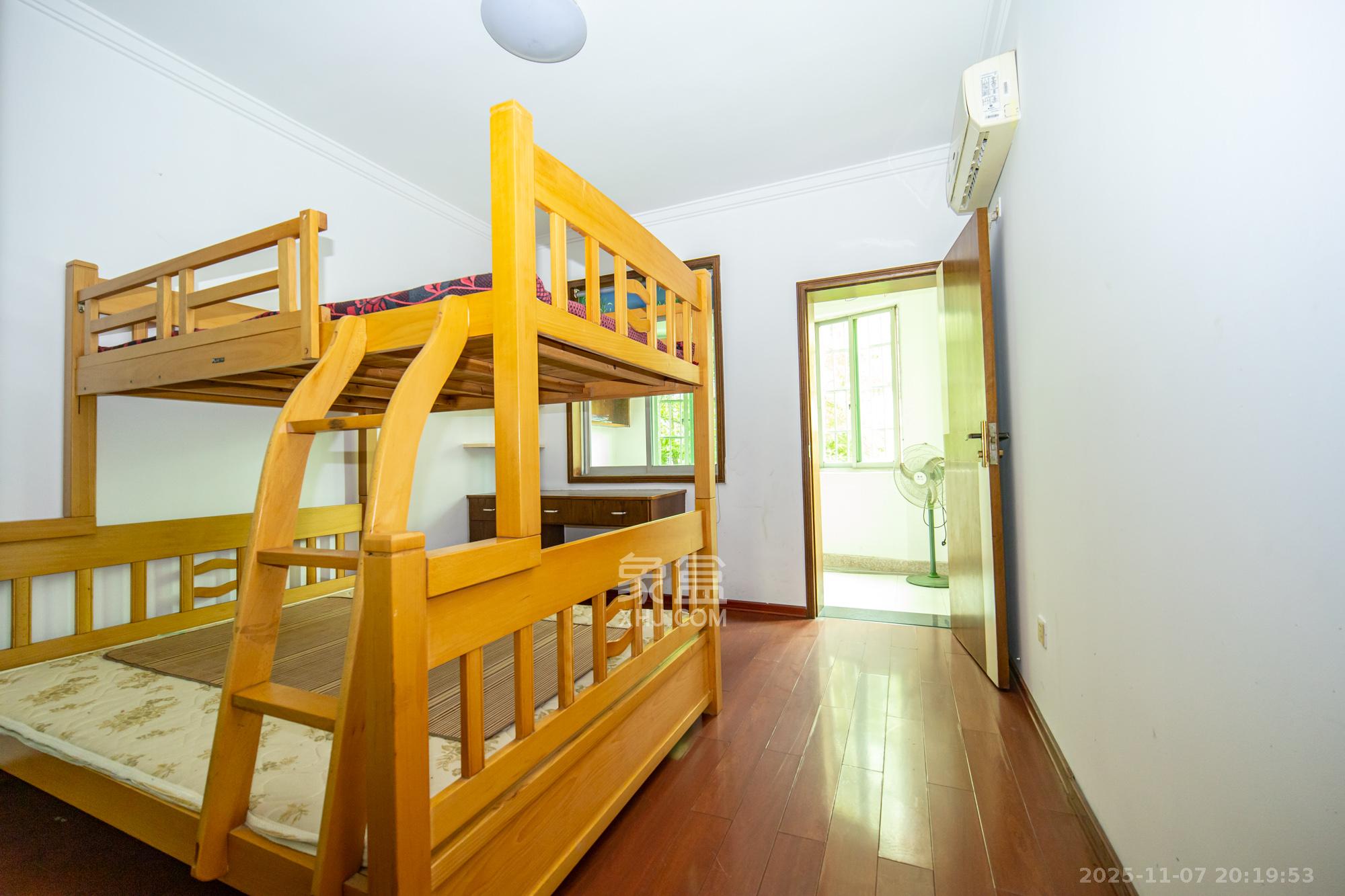 中南汽车世界 2室2厅1卫 29.8万 中南汽车世界 2室2厅1卫 29.8万卧室