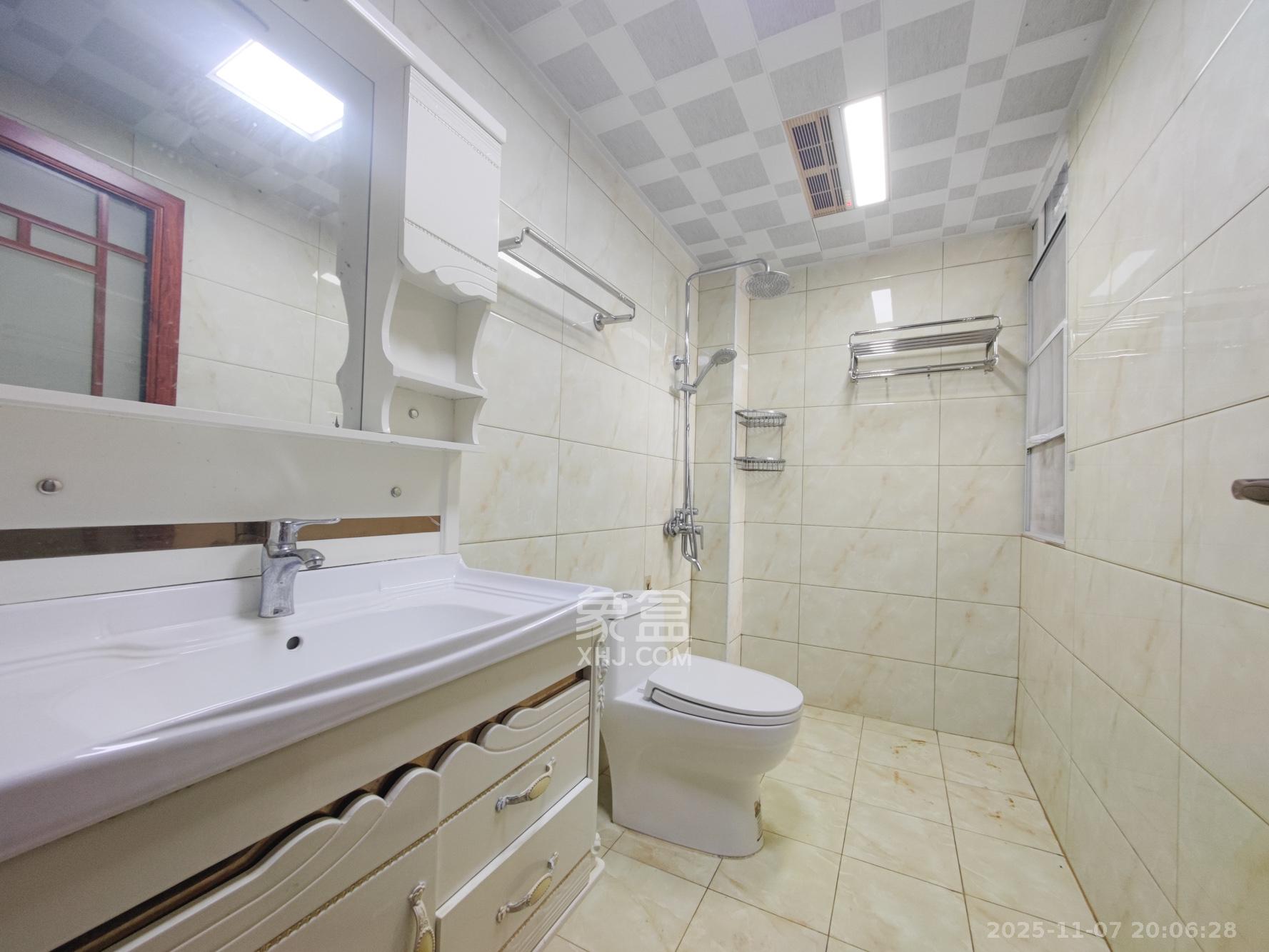 华银天际 1室2厅1卫 88.0万 华银天际 1室2厅1卫 88.0万卫生间