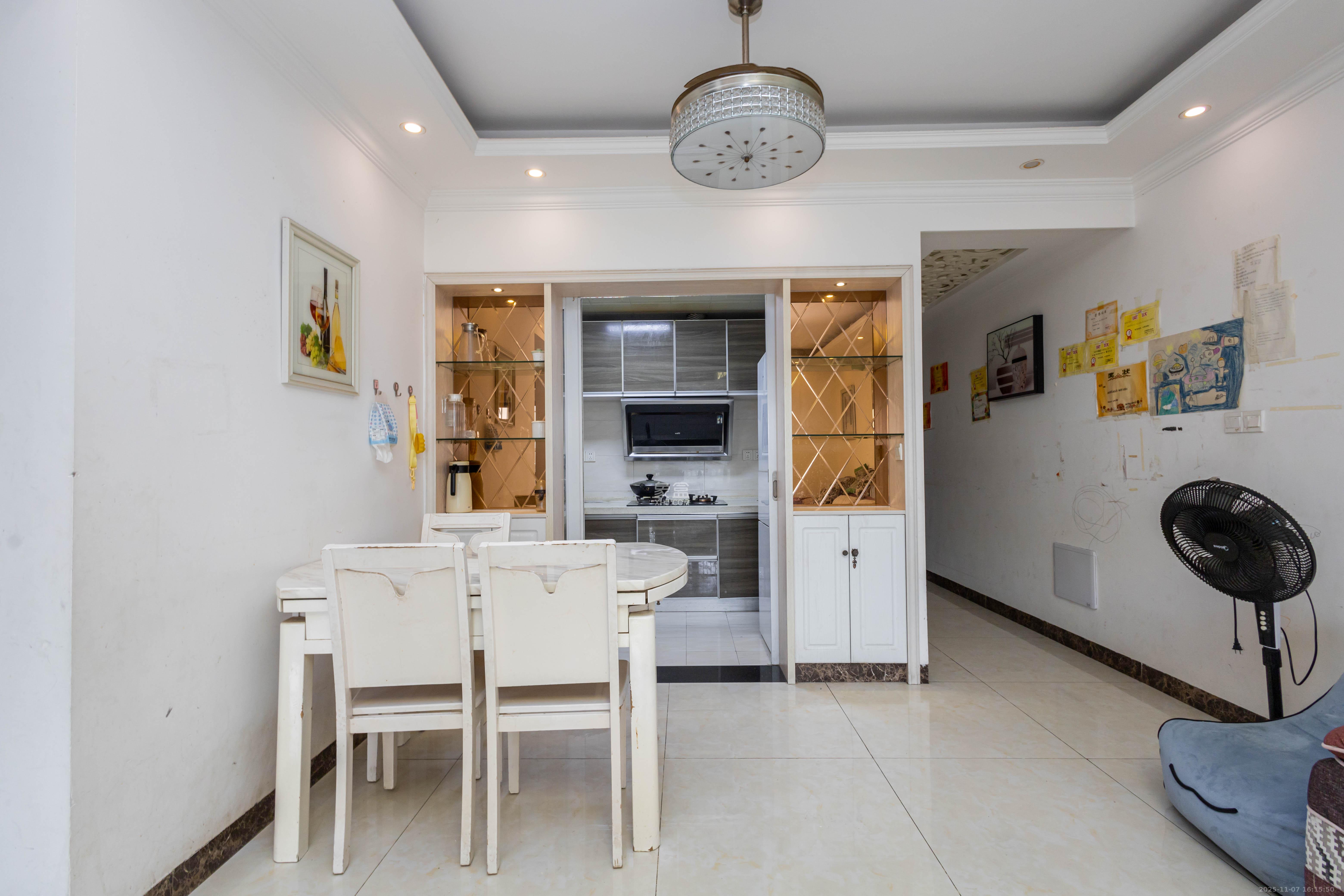 中国铁建国际城二期 3室2厅1卫 48.8万 中国铁建国际城二期 3室2厅1卫 48.8万客厅