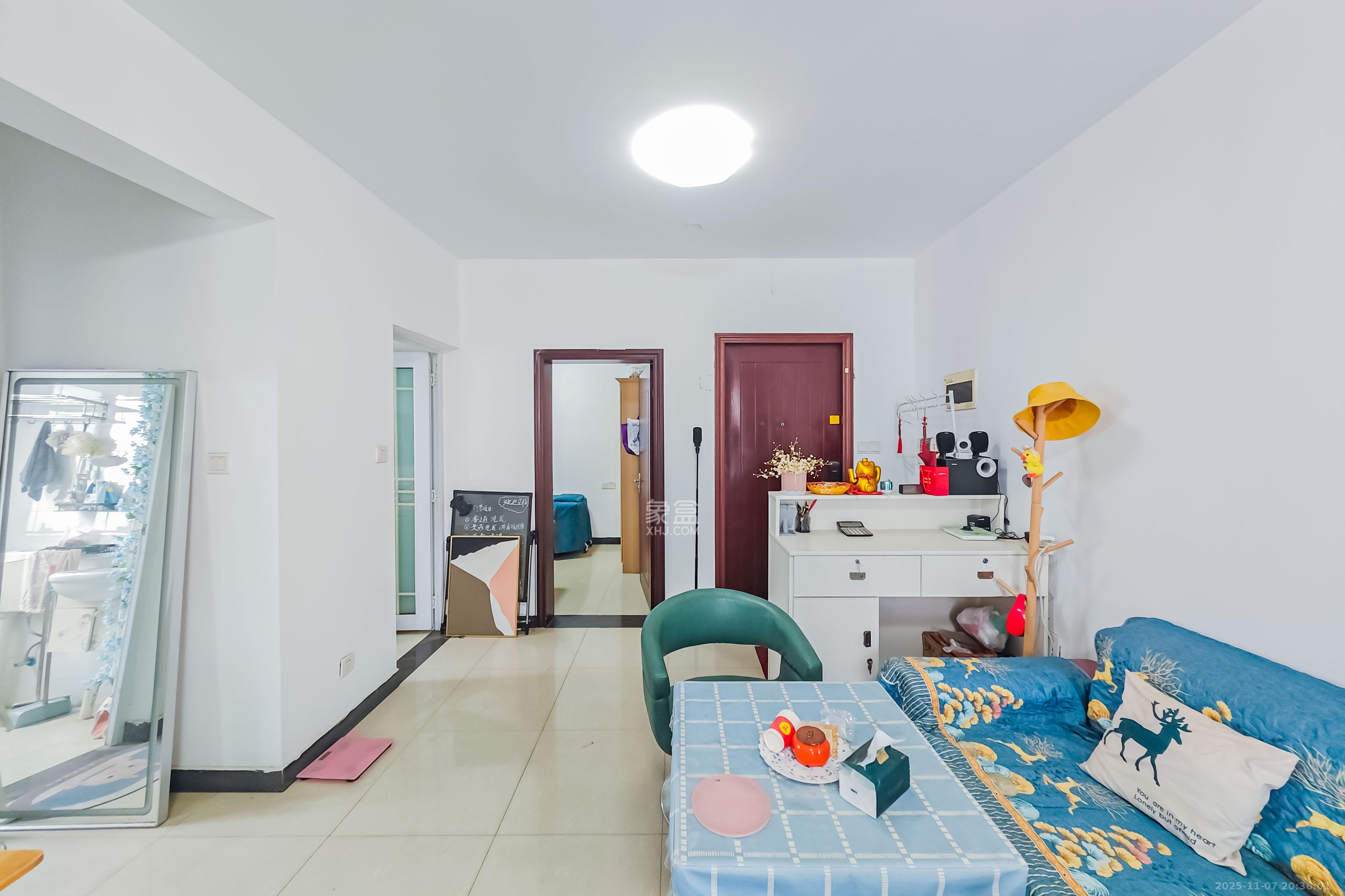 融科东南海 2室2厅2卫 70.0万 融科东南海 2室2厅2卫 70.0万客厅