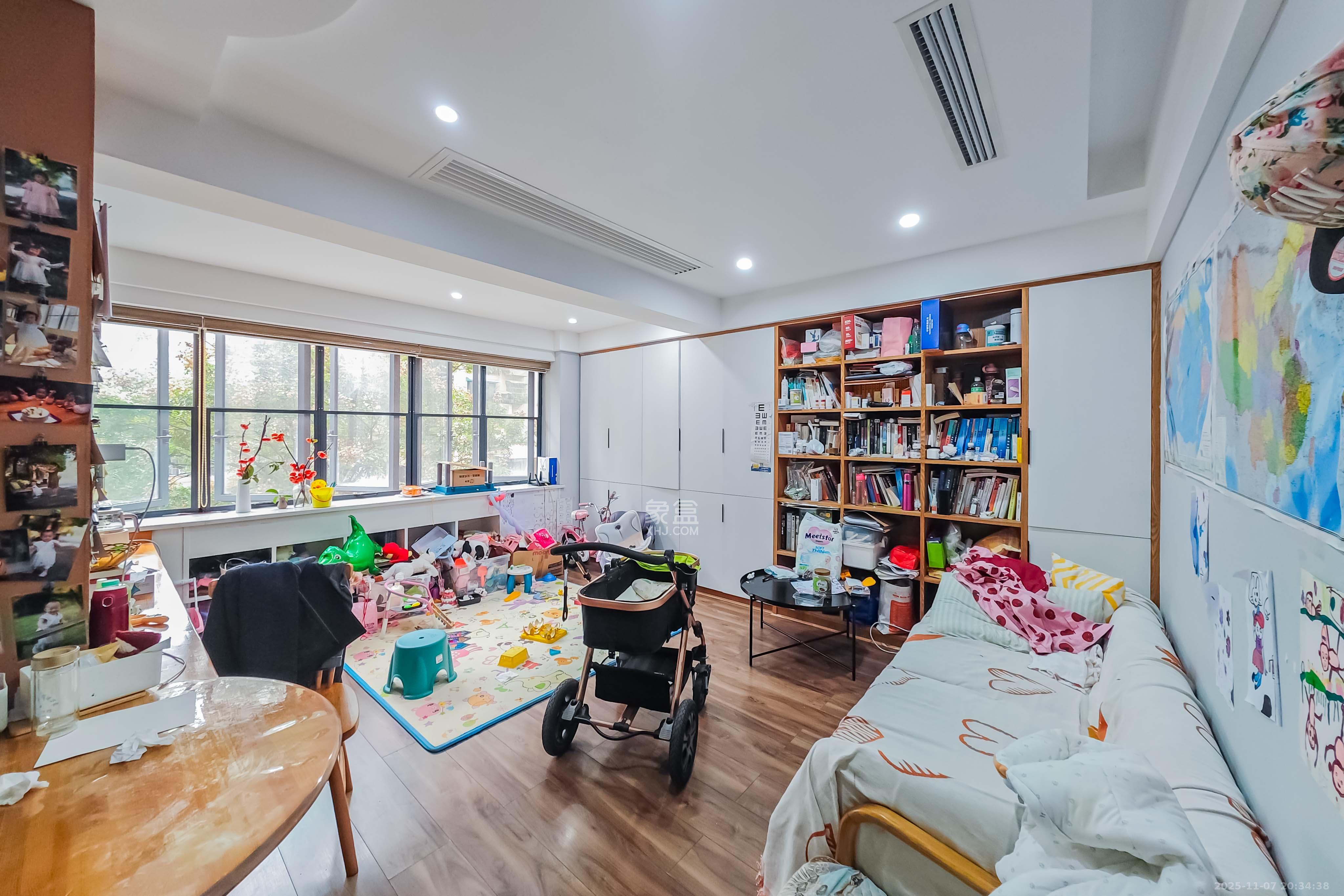 中城丽景香山园 3室2厅2卫 120.0万 中城丽景香山园 3室2厅2卫 120.0万客厅