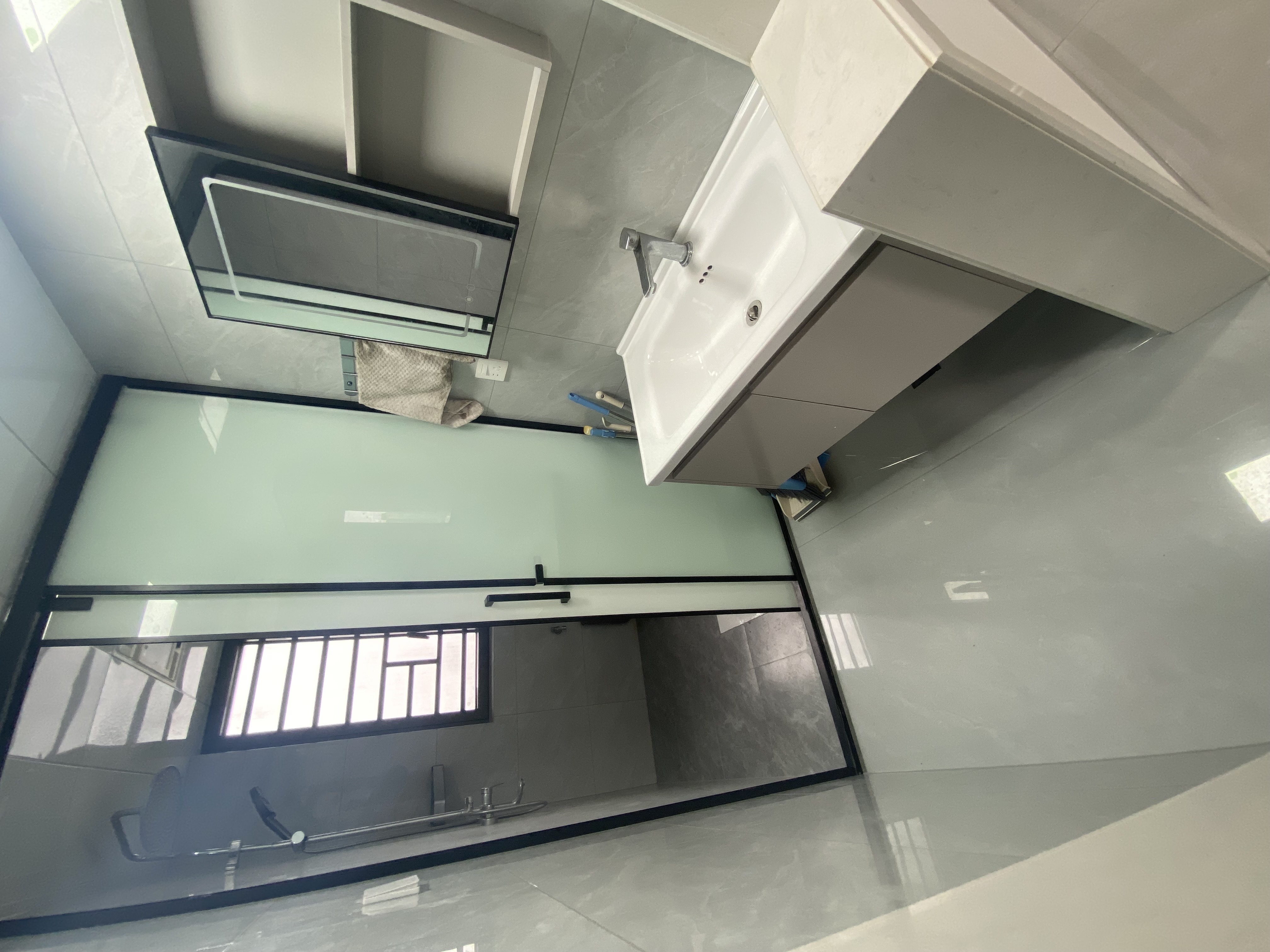 互助小区电梯房  3室1厅2卫    2000.0元/月室内图