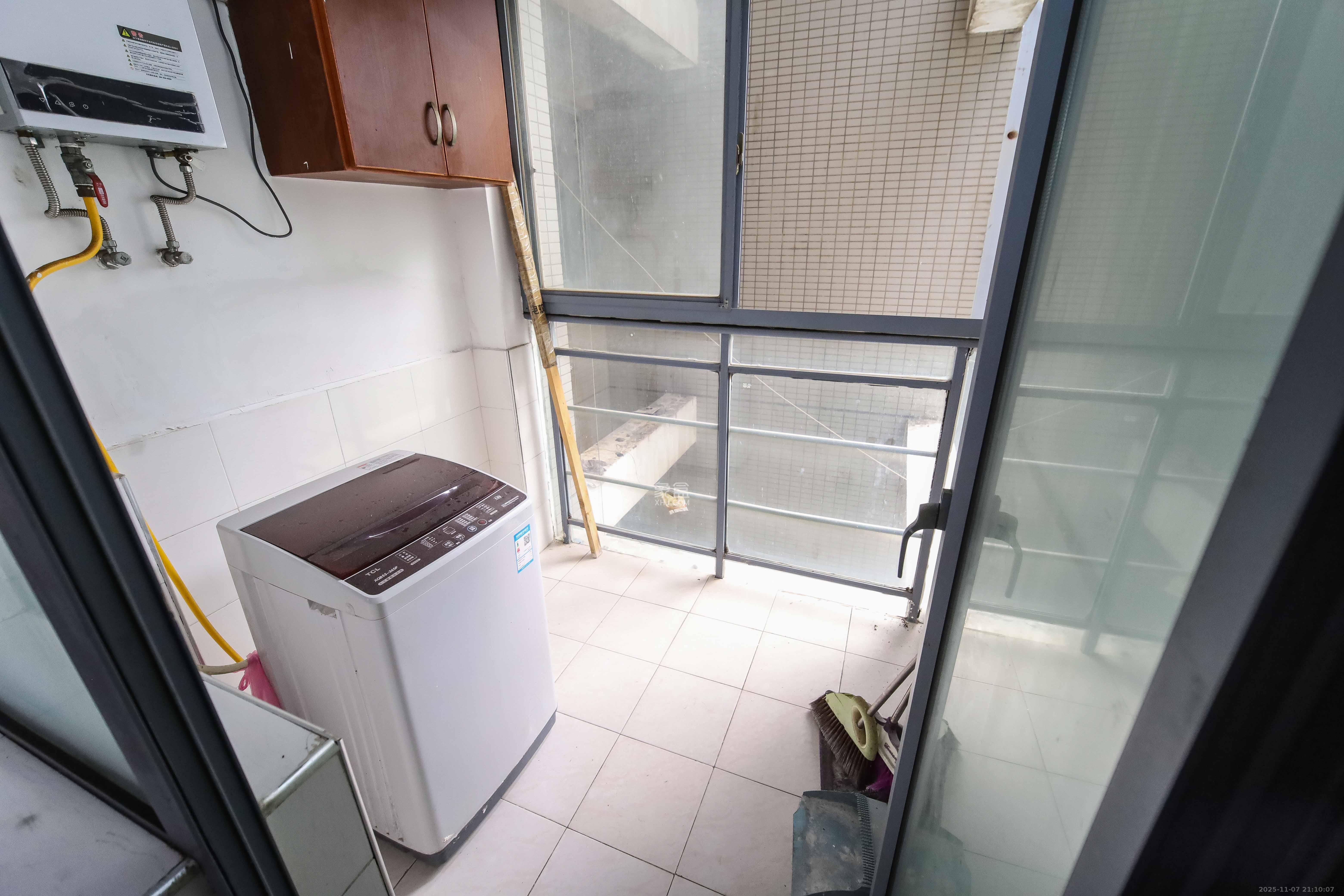 银港水晶城 3室2厅2卫 99.8万 银港水晶城 3室2厅2卫 99.8万阳台