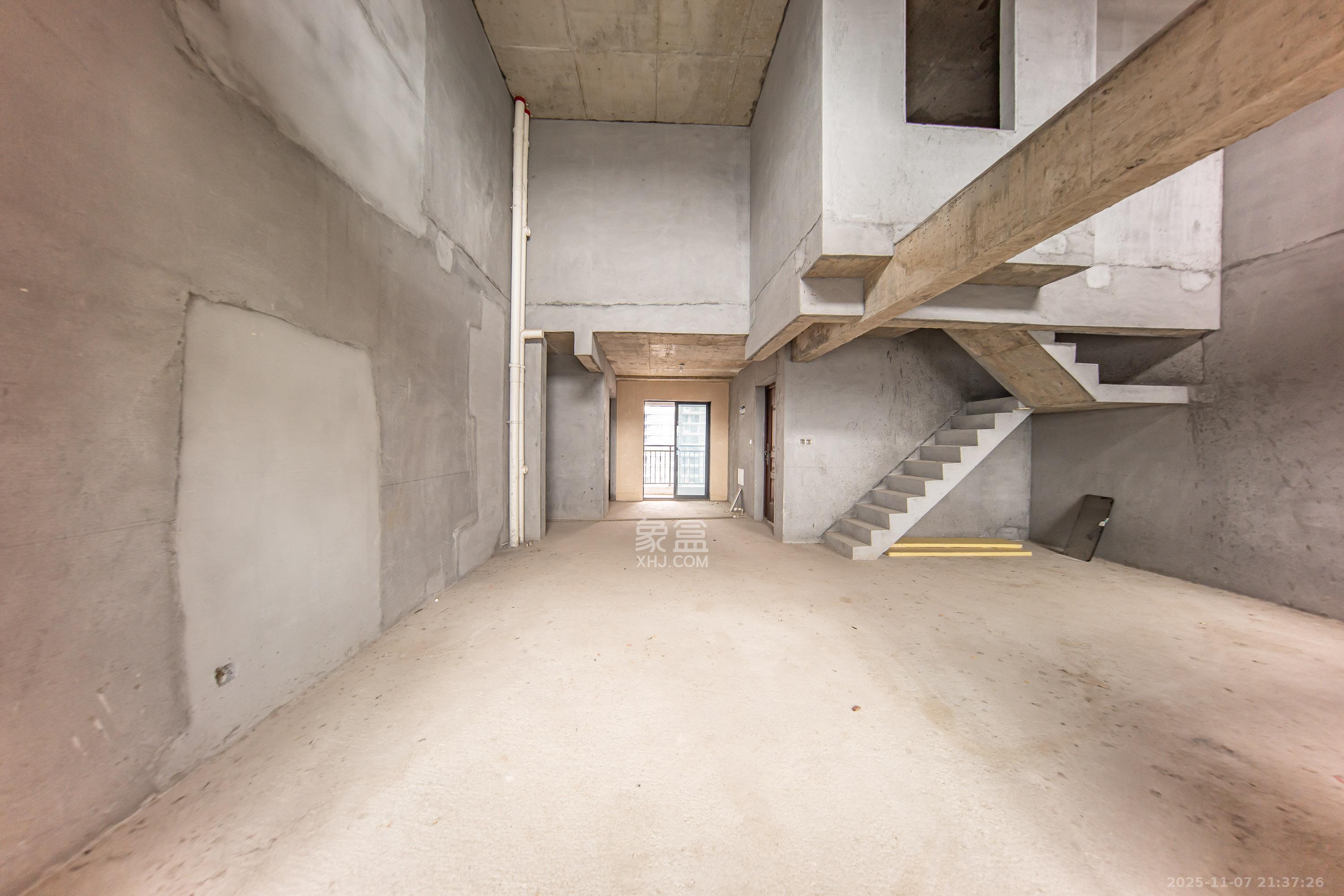 汉高学士府 4室2厅2卫 107.0万 汉高学士府 4室2厅2卫 107.0万客厅