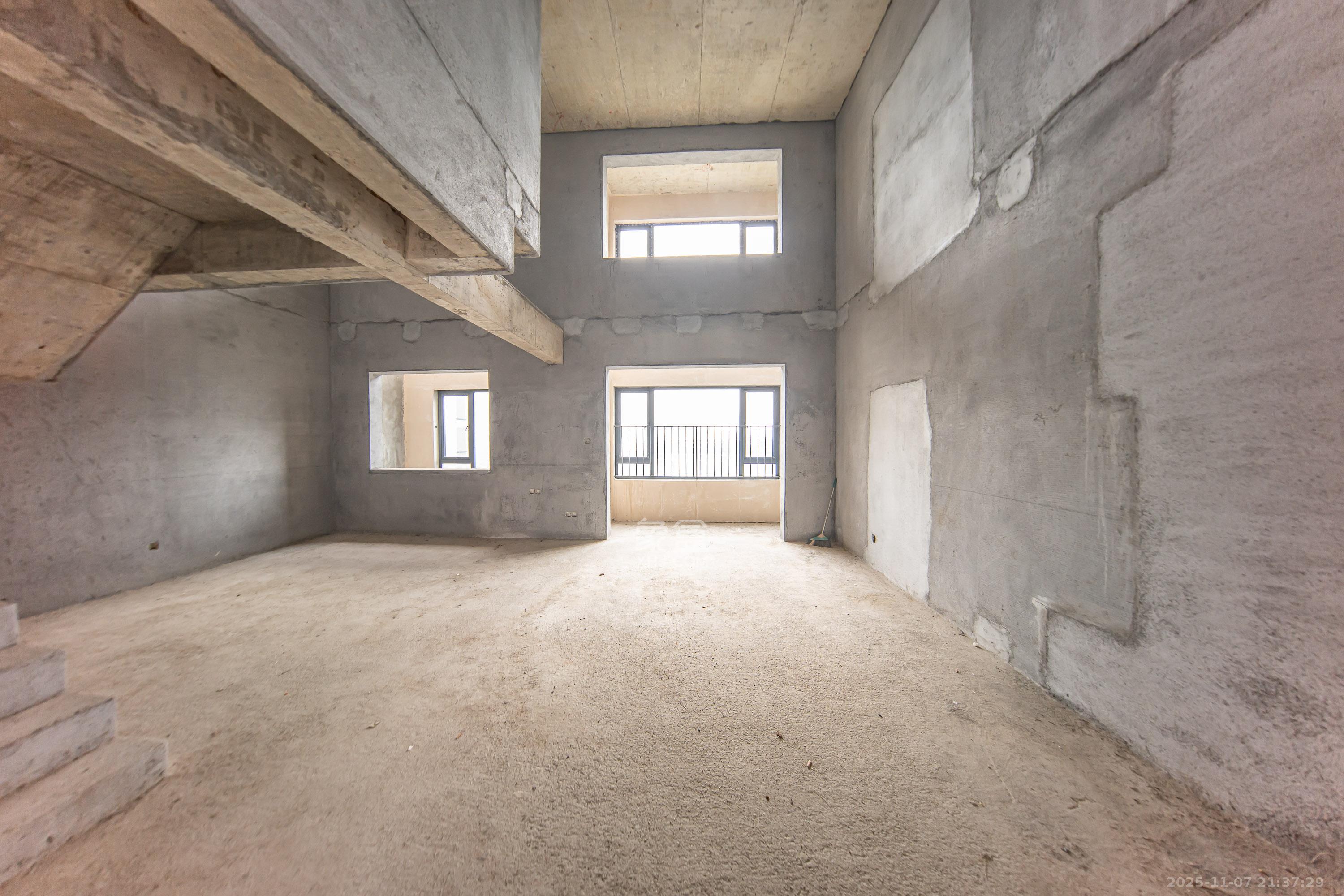 汉高学士府 4室2厅2卫 107.0万 汉高学士府 4室2厅2卫 107.0万客厅