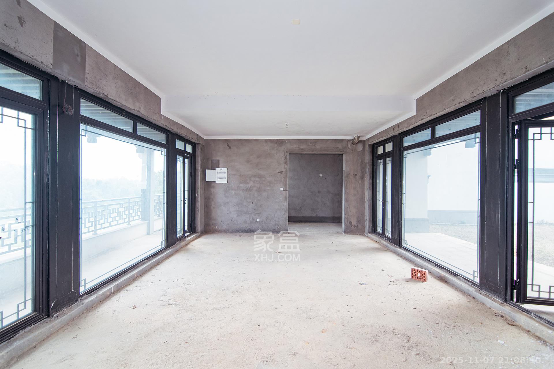 绿城高尔夫小镇  6室2厅2卫    900.0万客厅