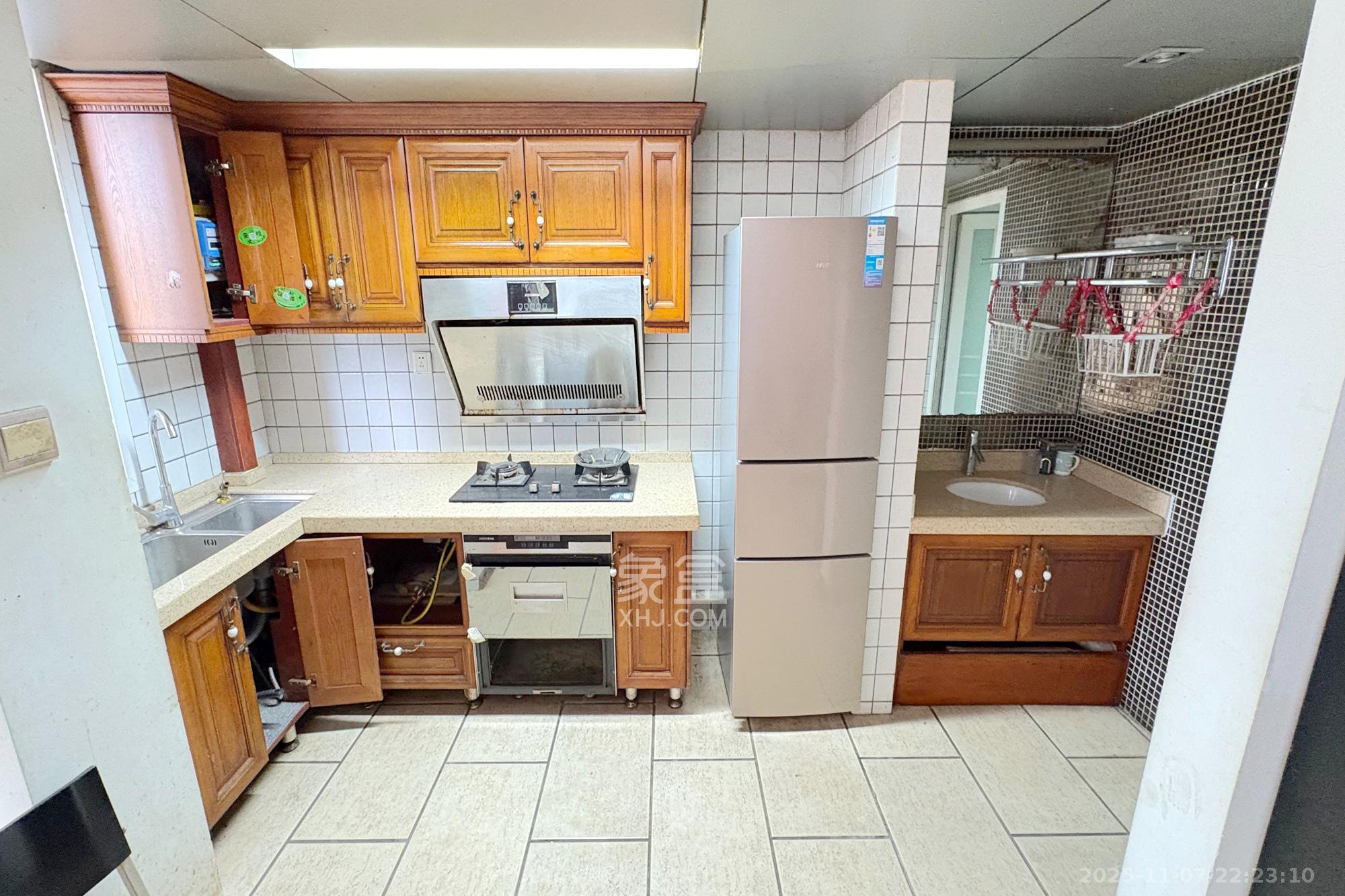 香格里嘉园  4室2厅2卫    150.0万厨房