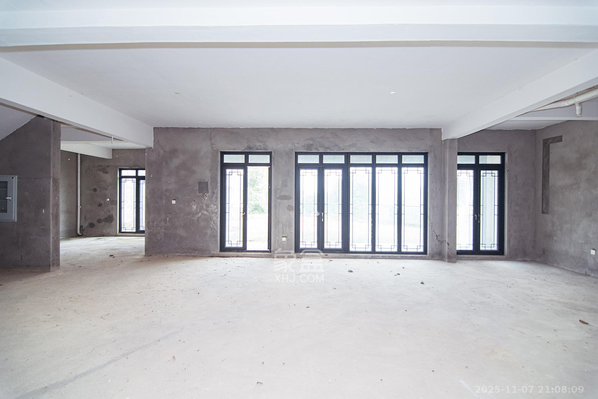 绿城高尔夫小镇  6室2厅2卫    900.0万卧室