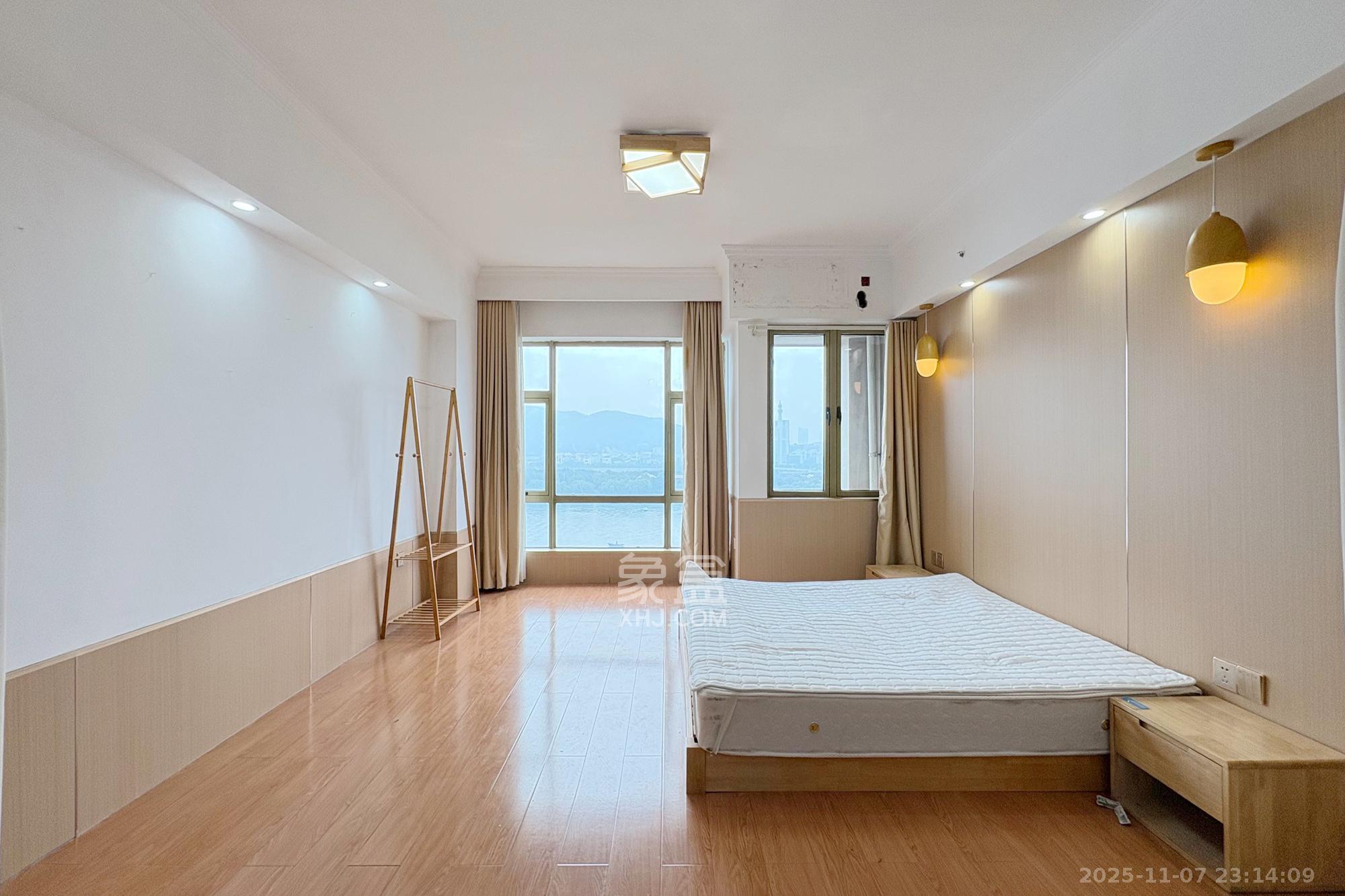 江岸丽都(江与城) 1室1厅1卫 83.0万 江岸丽都(江与城) 1室1厅1卫 83.0万客厅