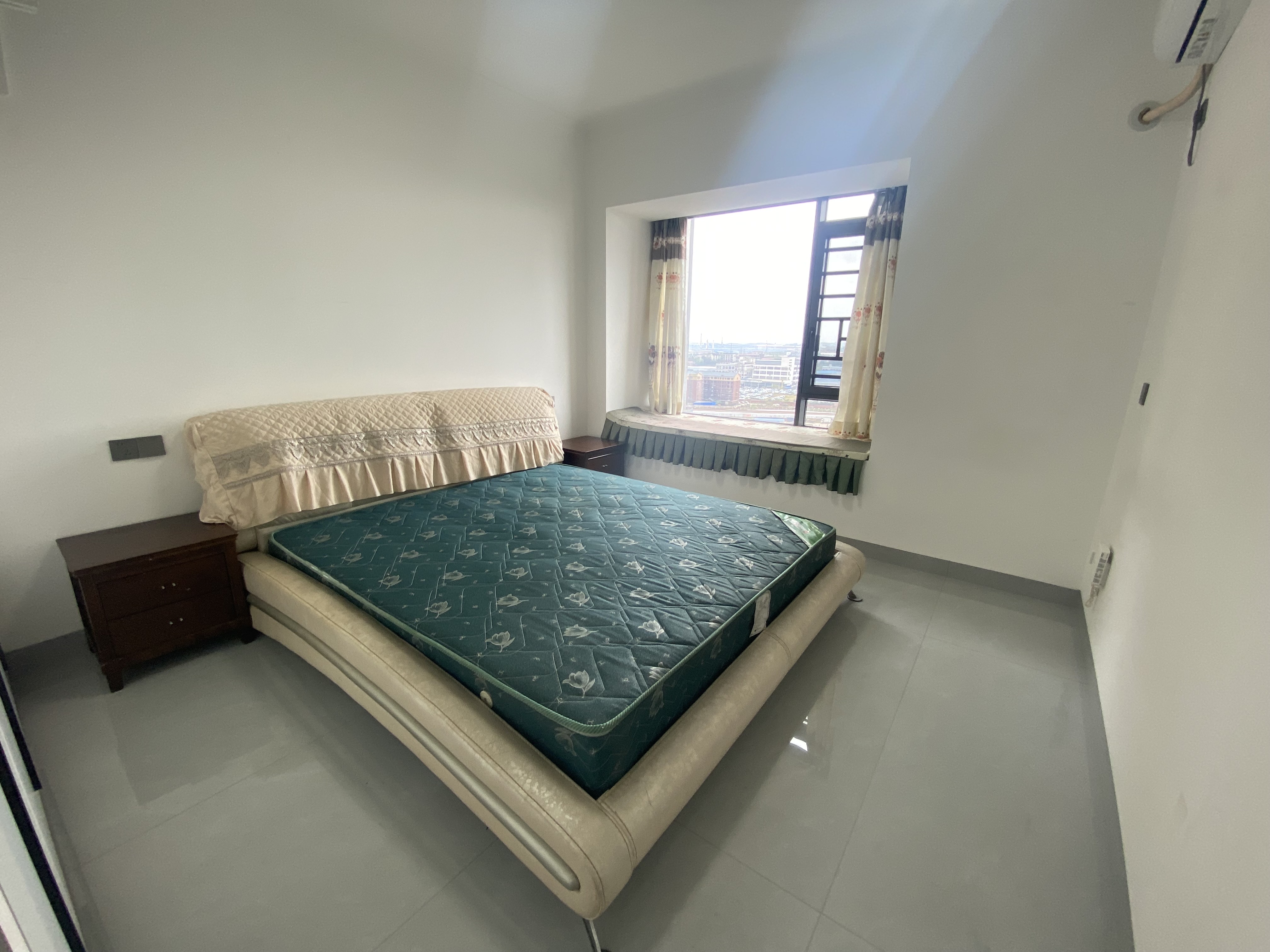 互助小区电梯房  3室1厅2卫    2000.0元/月室内图