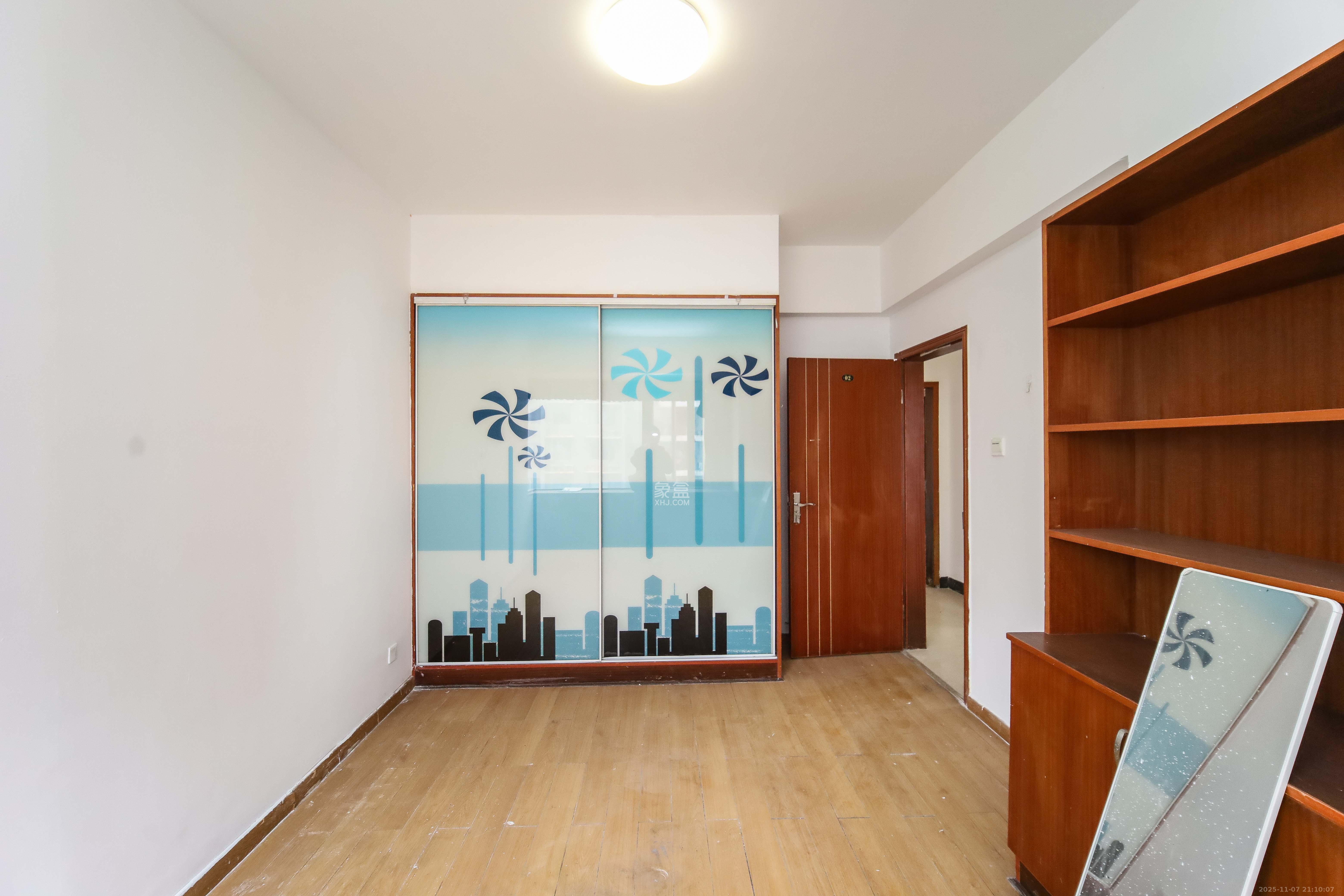 银港水晶城 3室2厅2卫 99.8万 银港水晶城 3室2厅2卫 99.8万卧室