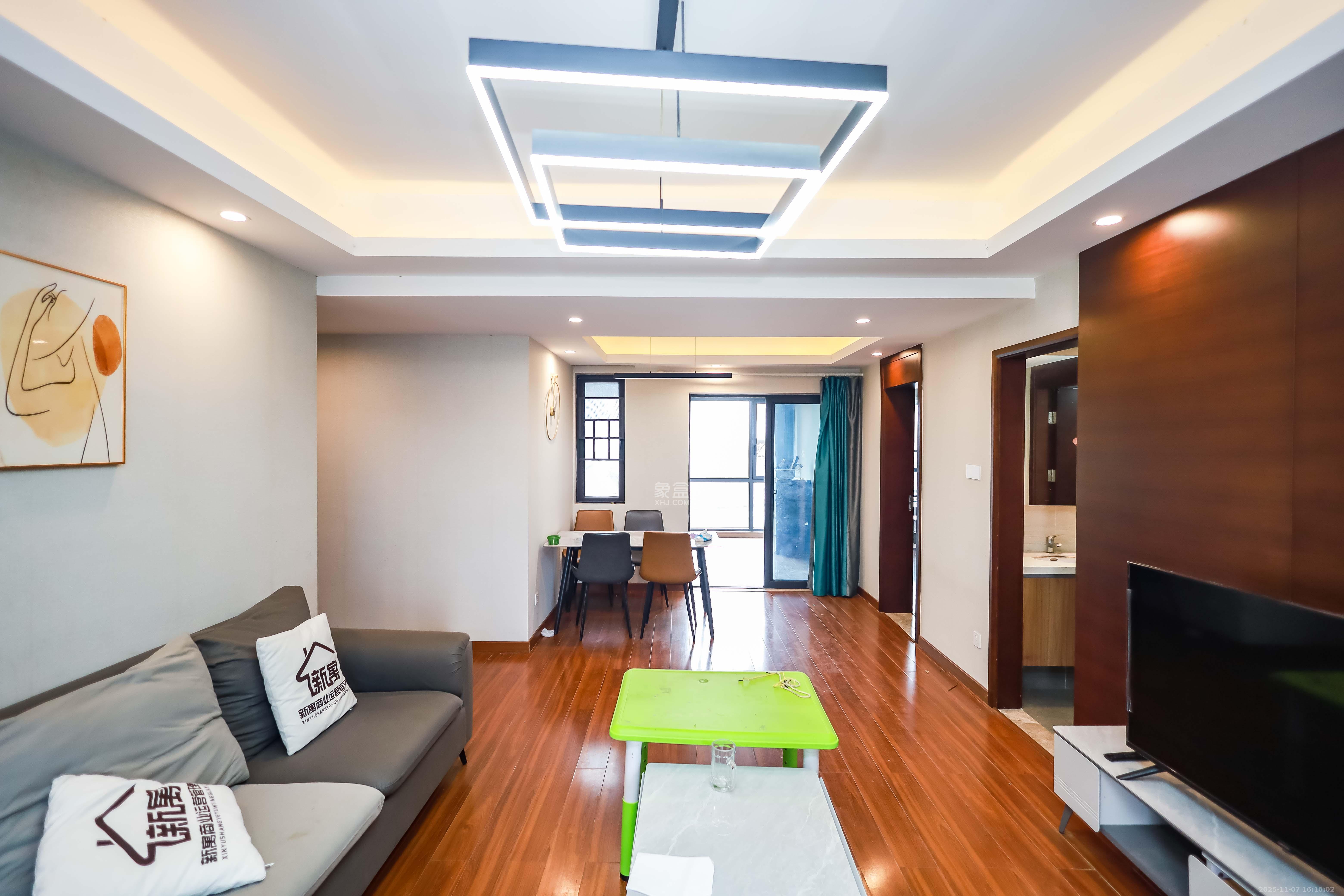 荣泰广场 4室2厅2卫 105.0万 荣泰广场 4室2厅2卫 105.0万客厅