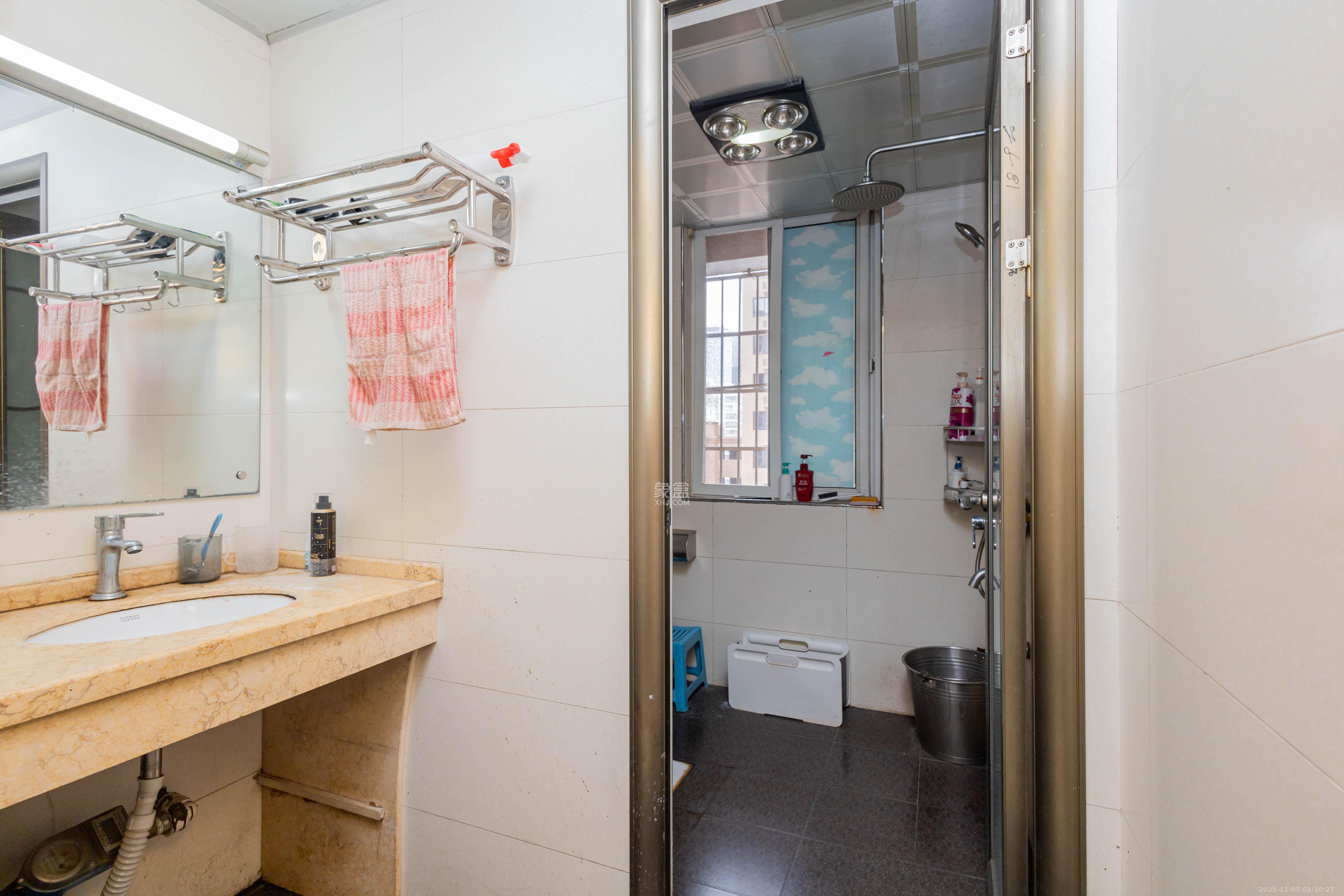 紫云阁  4室2厅2卫    71.8万卫生间