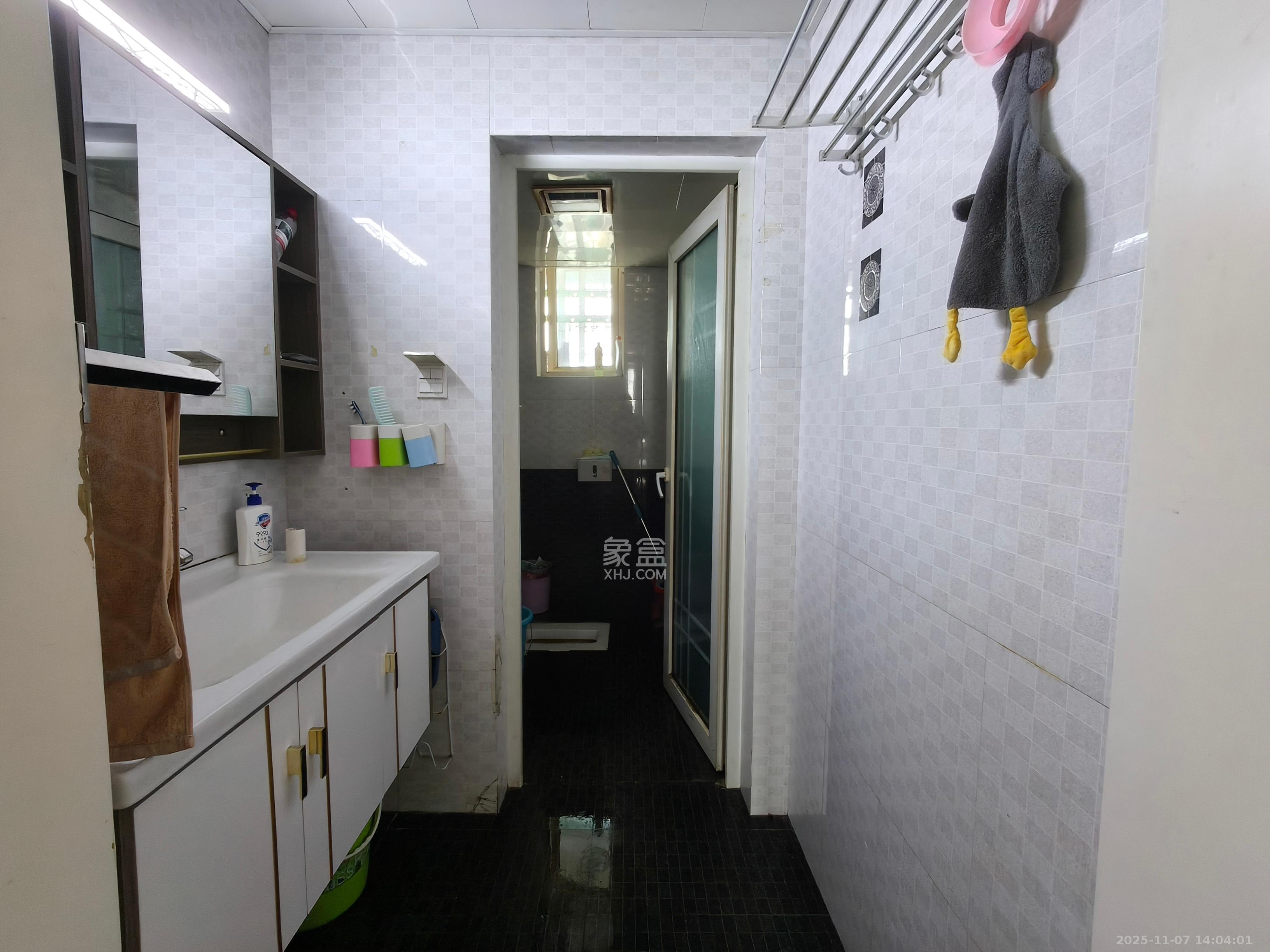 幸福洋房  3室2厅2卫    1900.0元/月室内图