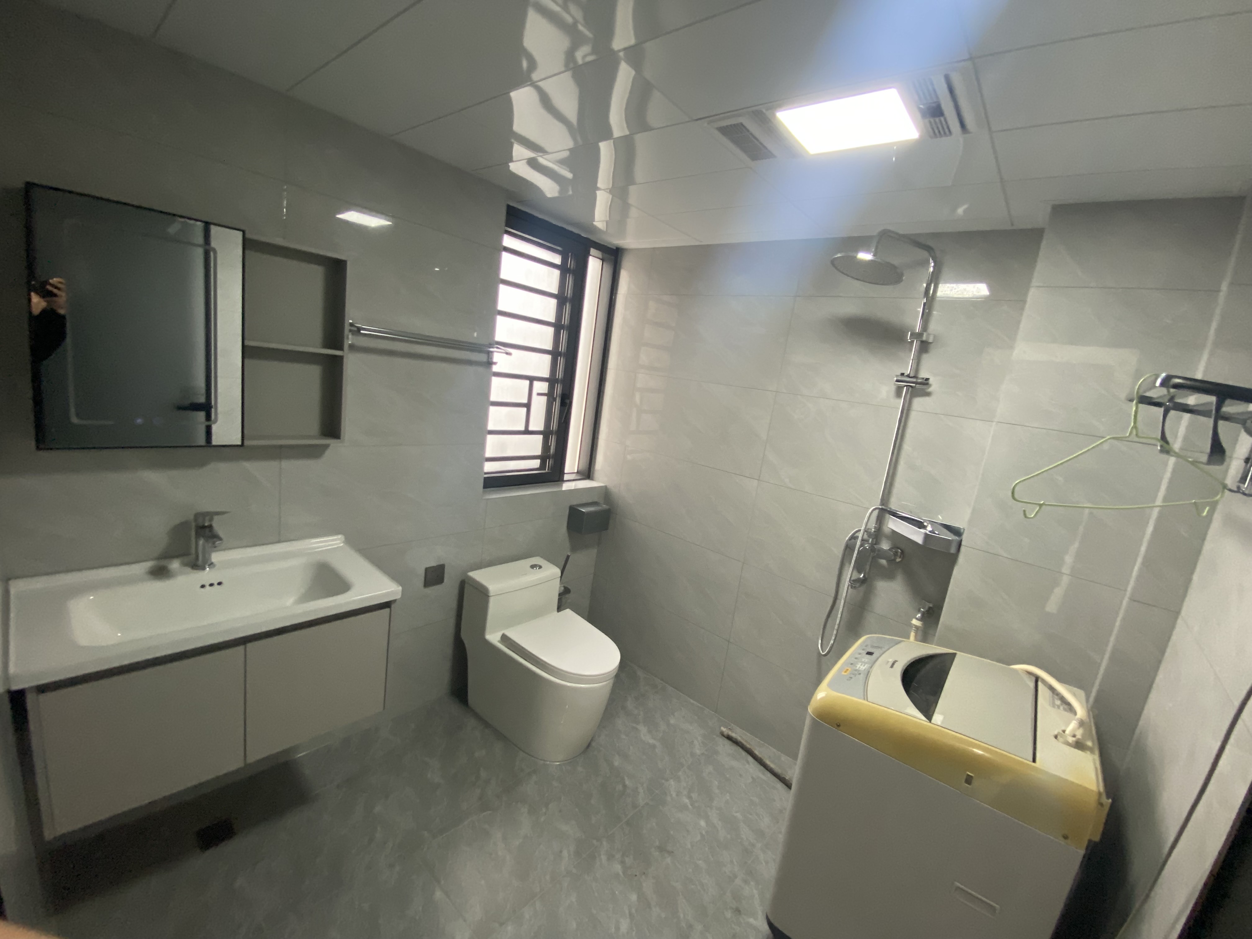 互助小区电梯房  3室1厅2卫    2000.0元/月室内图