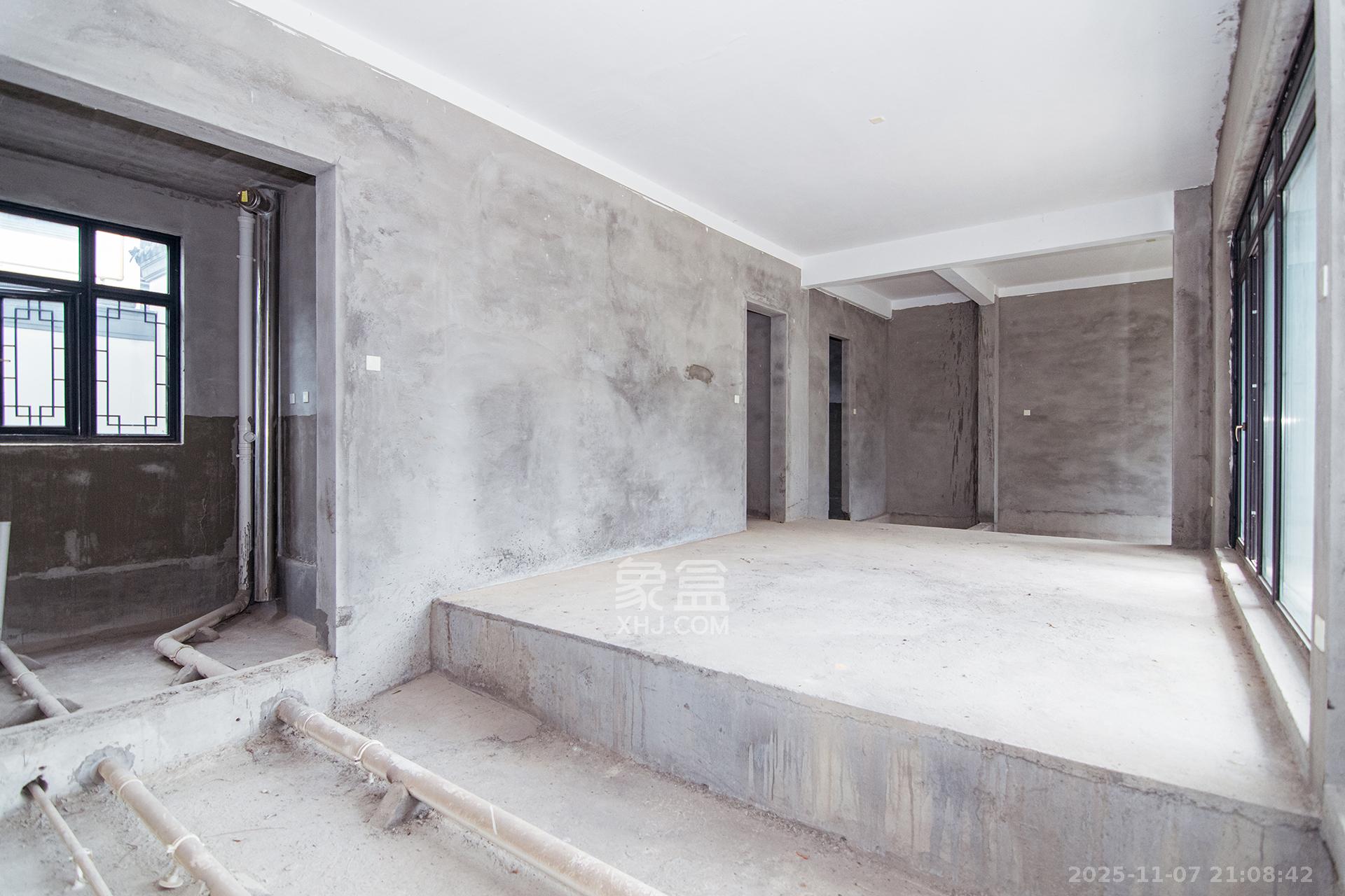 绿城高尔夫小镇 6室2厅4卫 390.0万 绿城高尔夫小镇 6室2厅4卫 390.0万客厅