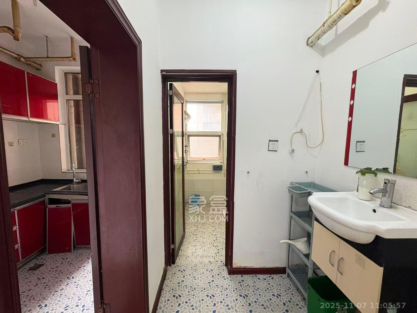 西点公园里  2室2厅1卫    2200.0元/月室内图