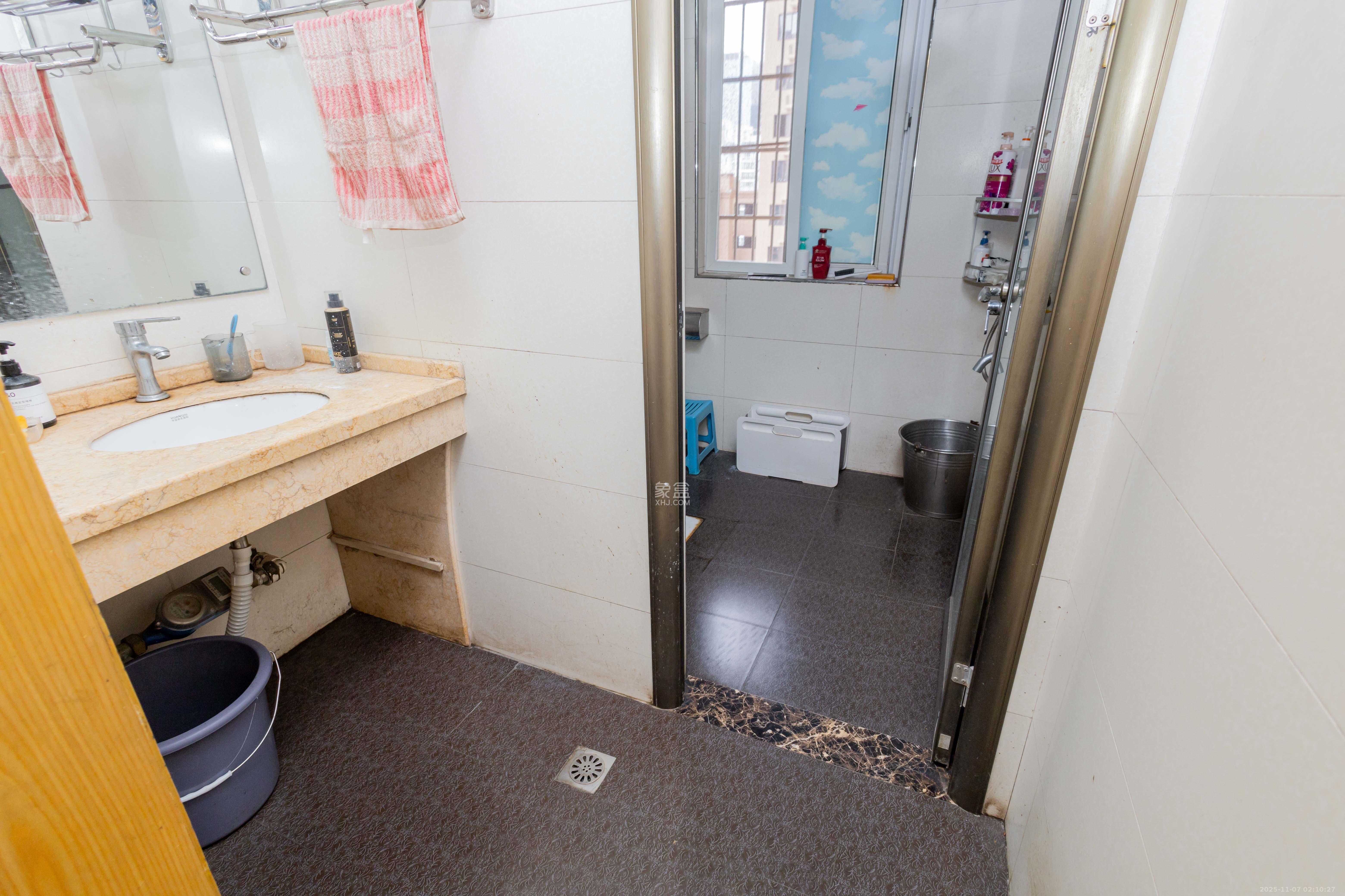 紫云阁  4室2厅2卫    71.8万卫生间