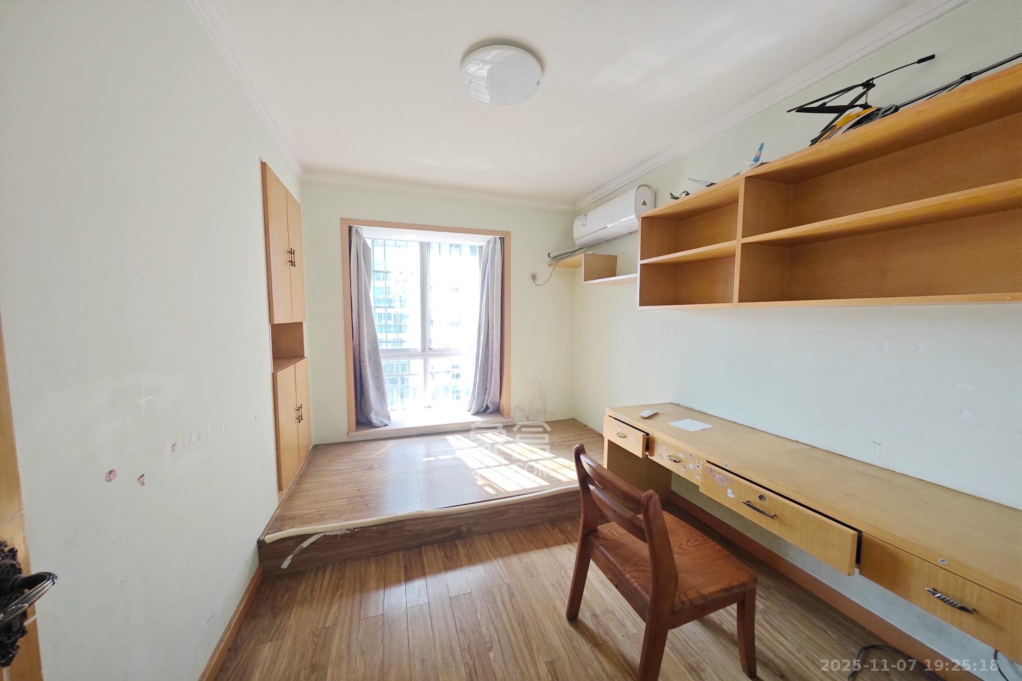 官塘公寓  3室2厅2卫    2000.0元/月室内图