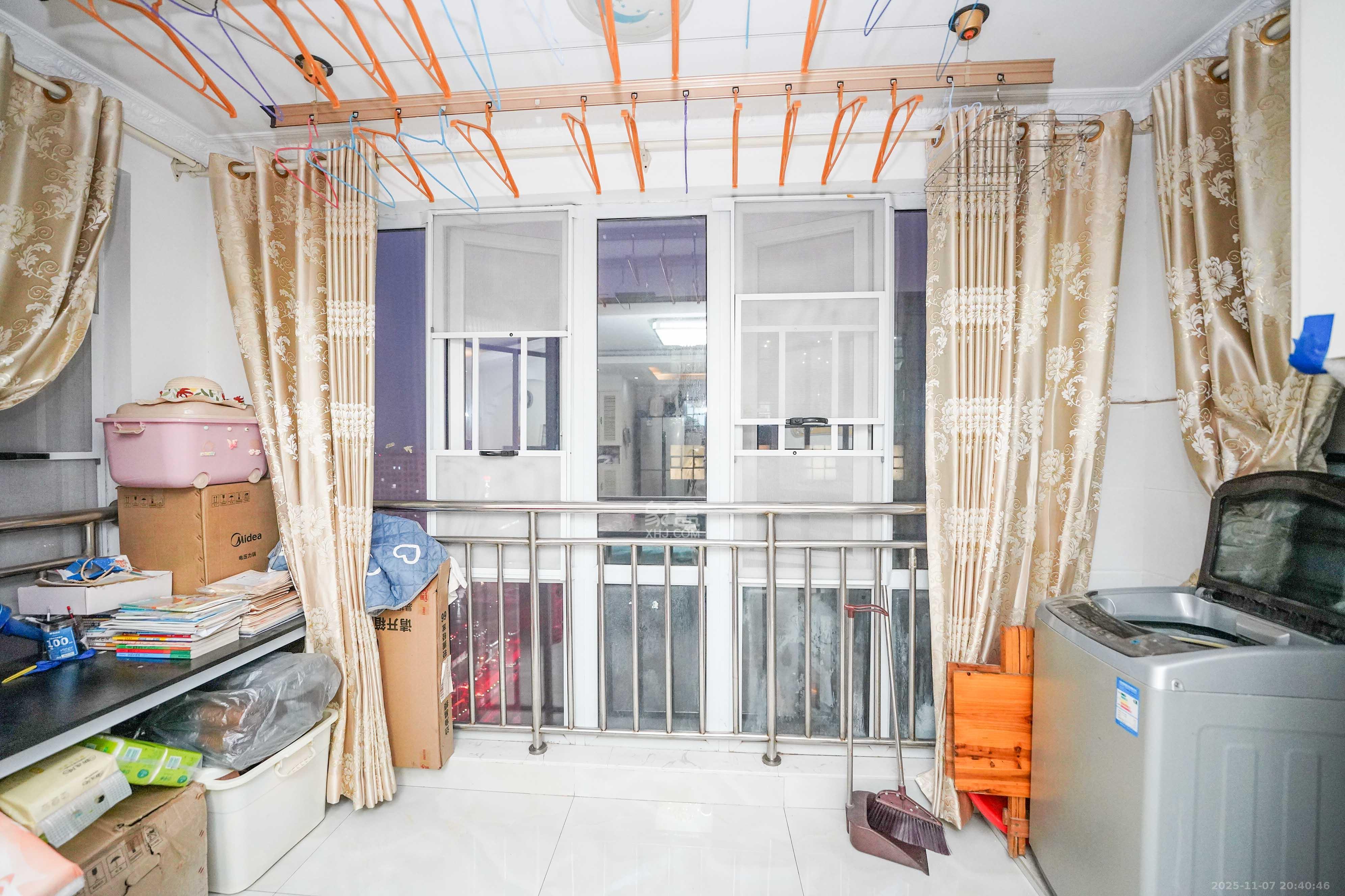 丽发新城  1室0厅0卫    55.0万阳台