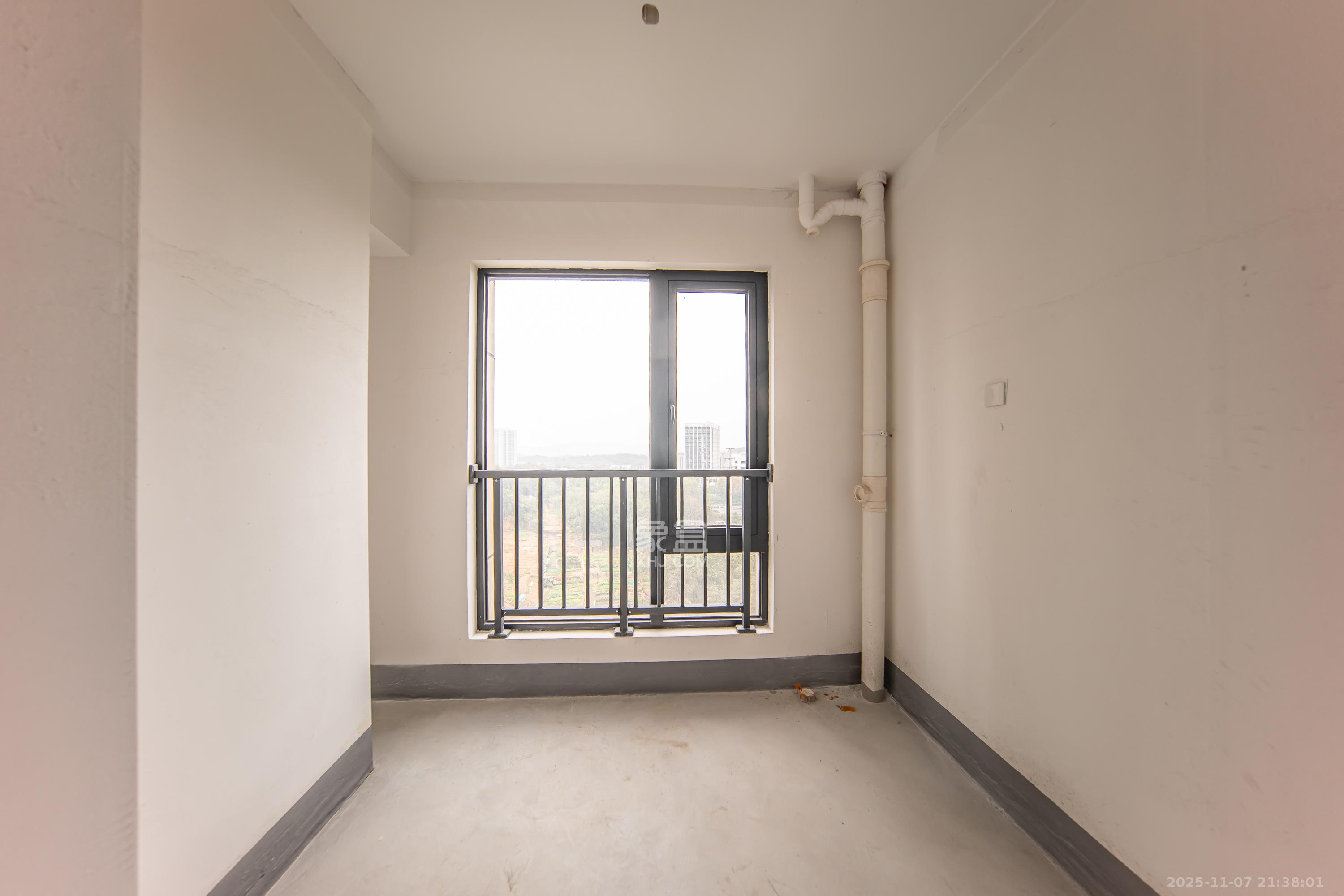 建投象山国际 5室2厅2卫 240.0万 建投象山国际 5室2厅2卫 240.0万阳台