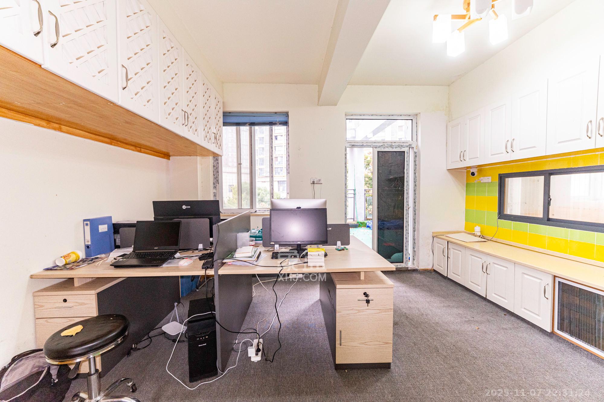 山水湾 5室2厅2卫 410.0万 山水湾 5室2厅2卫 410.0万卧室