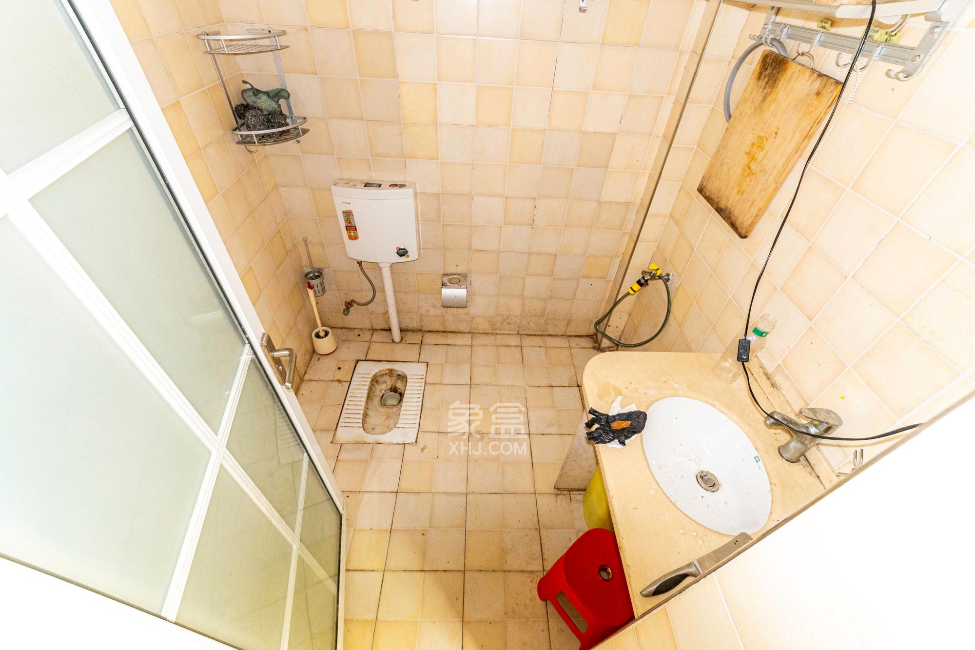 山水湾  5室2厅2卫    410.0万卫生间