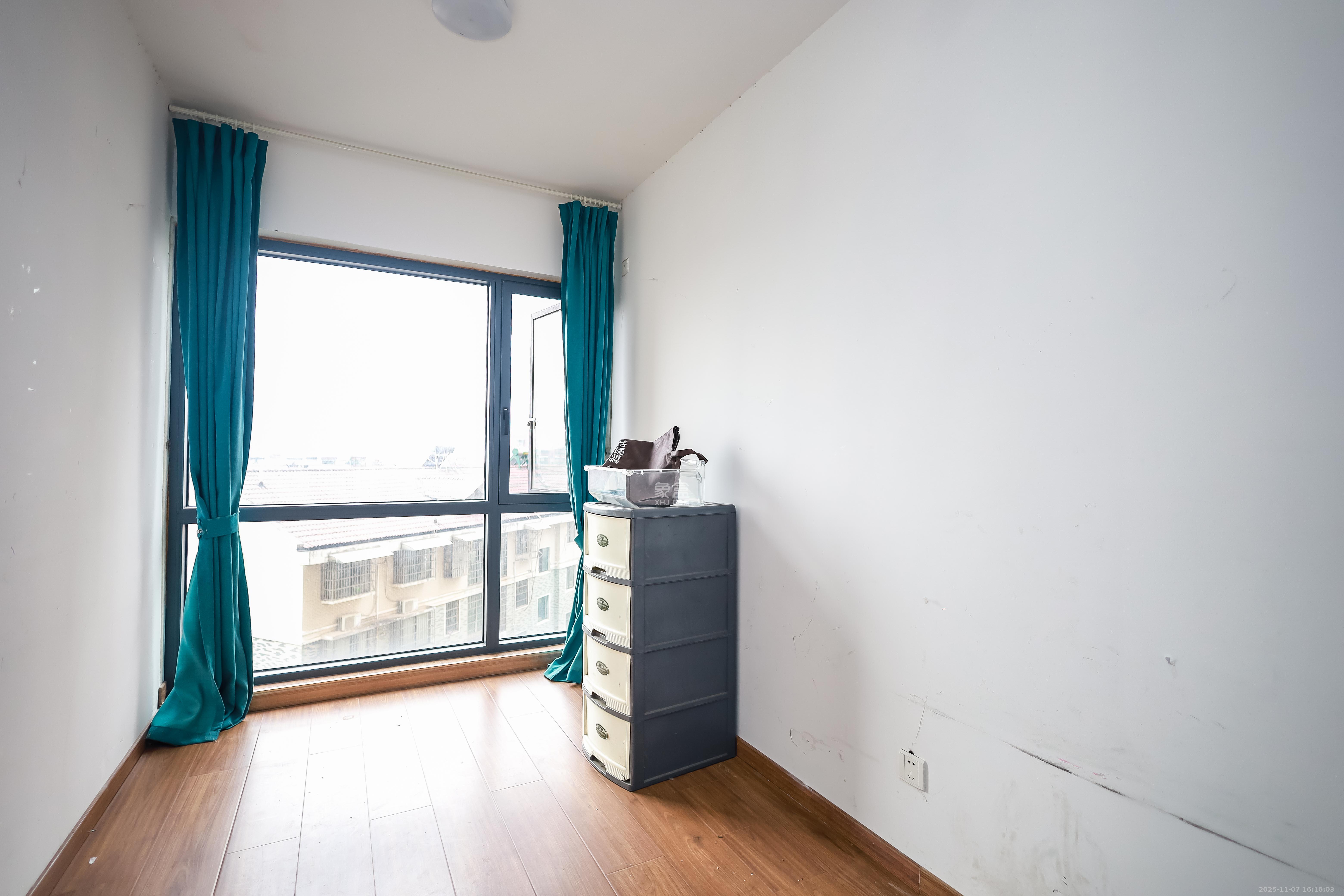 荣泰广场 4室2厅2卫 105.0万 荣泰广场 4室2厅2卫 105.0万卧室