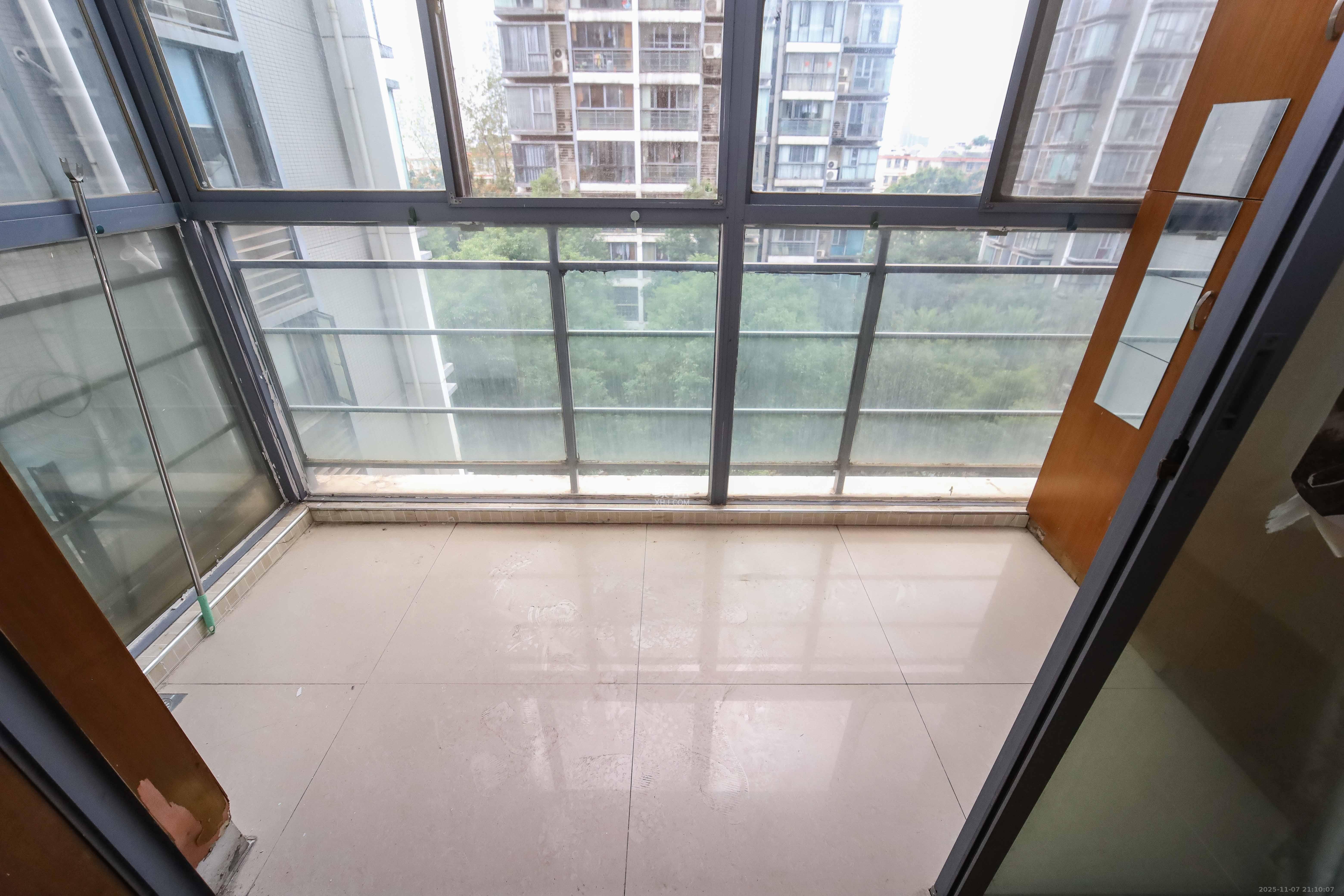 银港水晶城 3室2厅2卫 99.8万 银港水晶城 3室2厅2卫 99.8万阳台