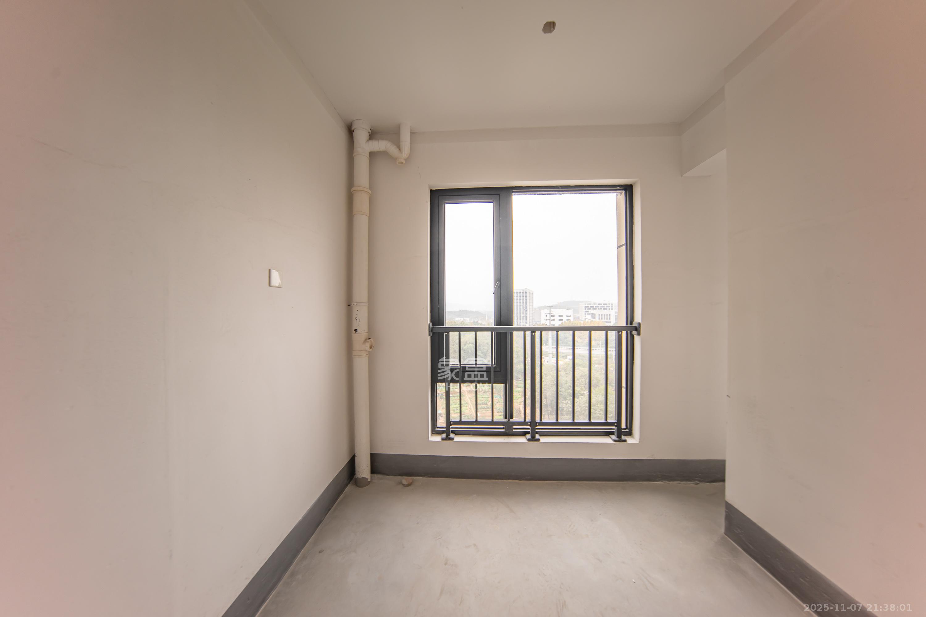 建投象山国际 5室2厅2卫 240.0万 建投象山国际 5室2厅2卫 240.0万阳台