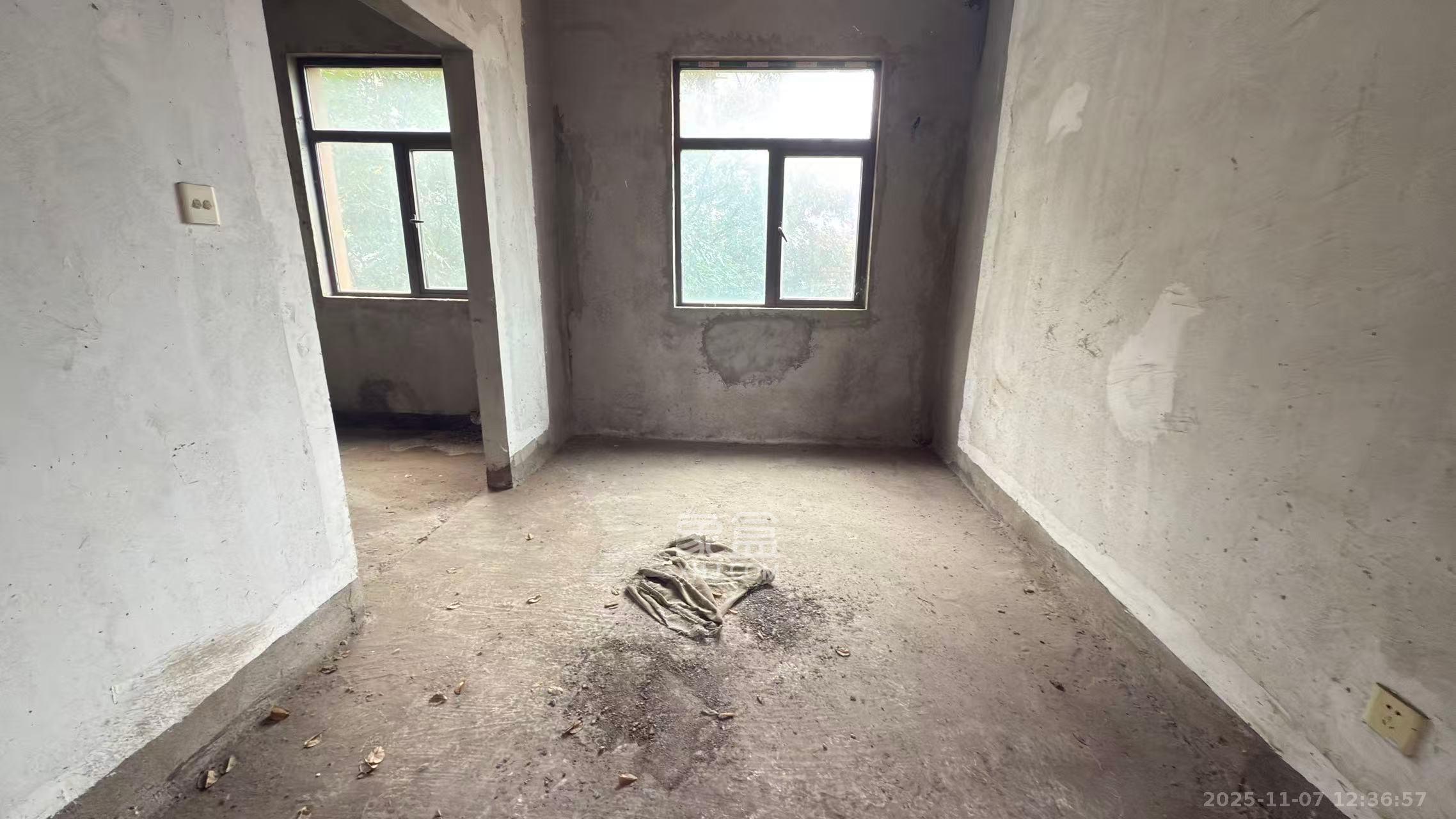 金侨城  3室2厅2卫    40.8万客厅