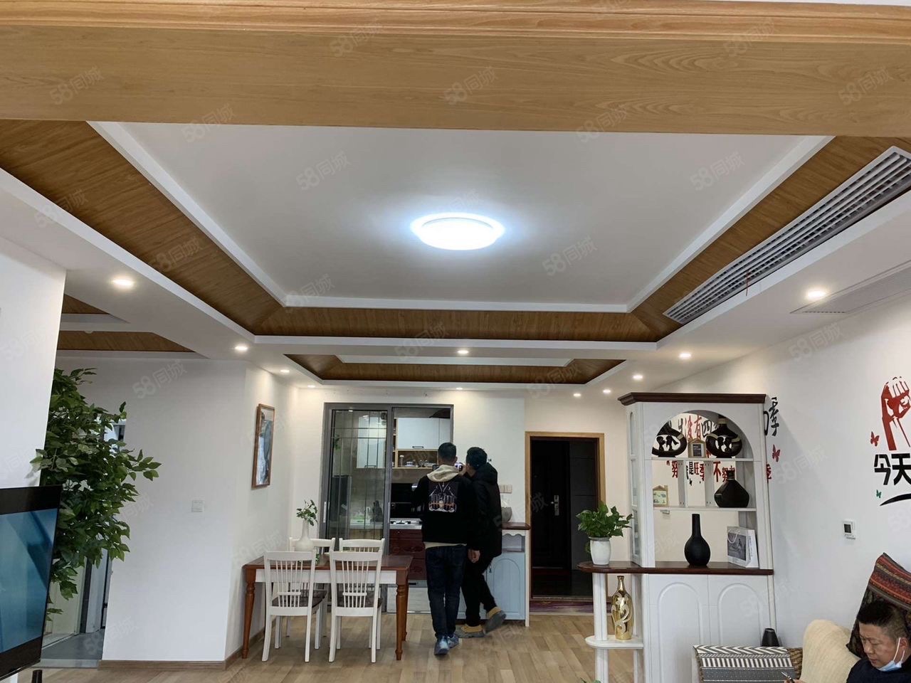 逸臣中央  3室2厅2卫    2000.0元/月室内图