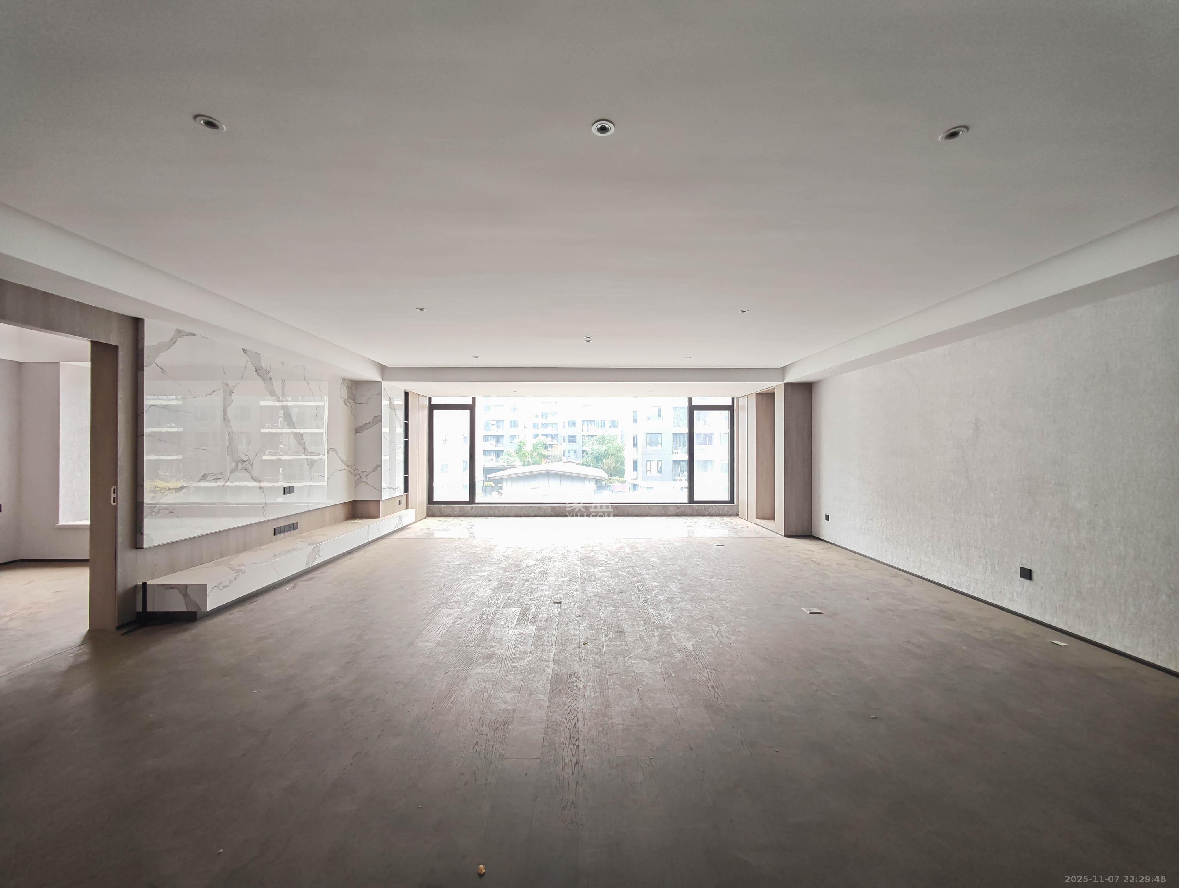 印湘山  4室2厅2卫    286.0万客厅