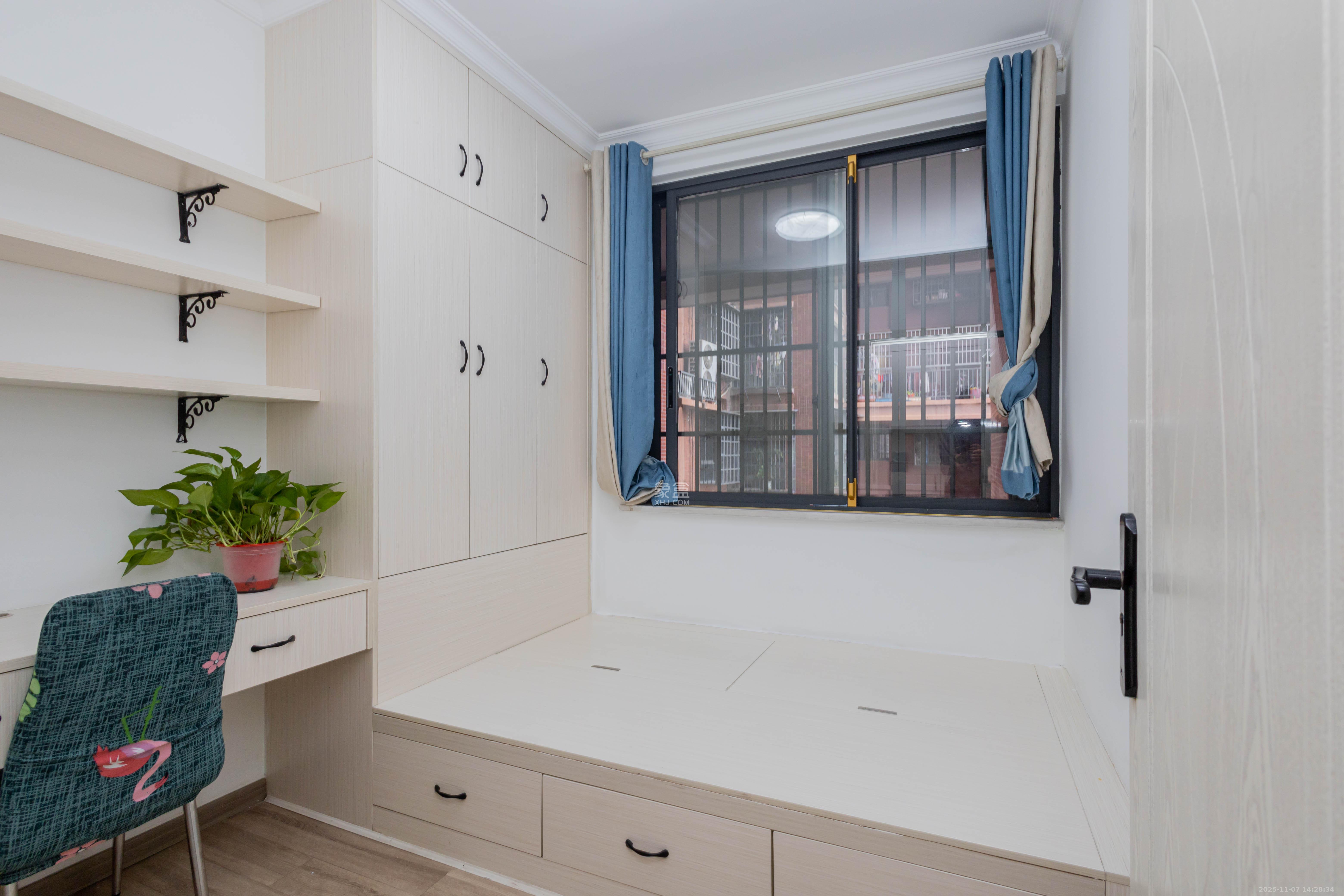 海德公园  4室2厅1卫    82.8万卧室