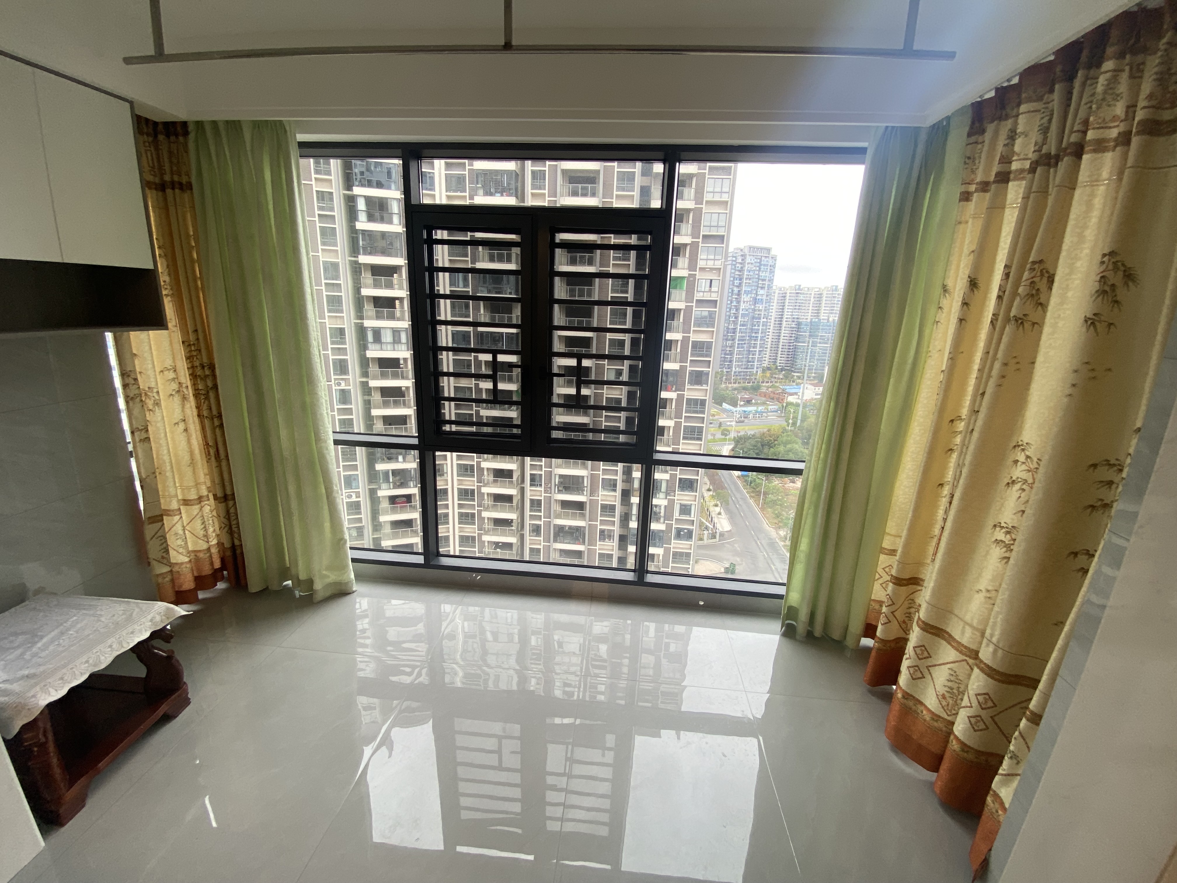 互助小区电梯房  3室1厅2卫    2000.0元/月室内图