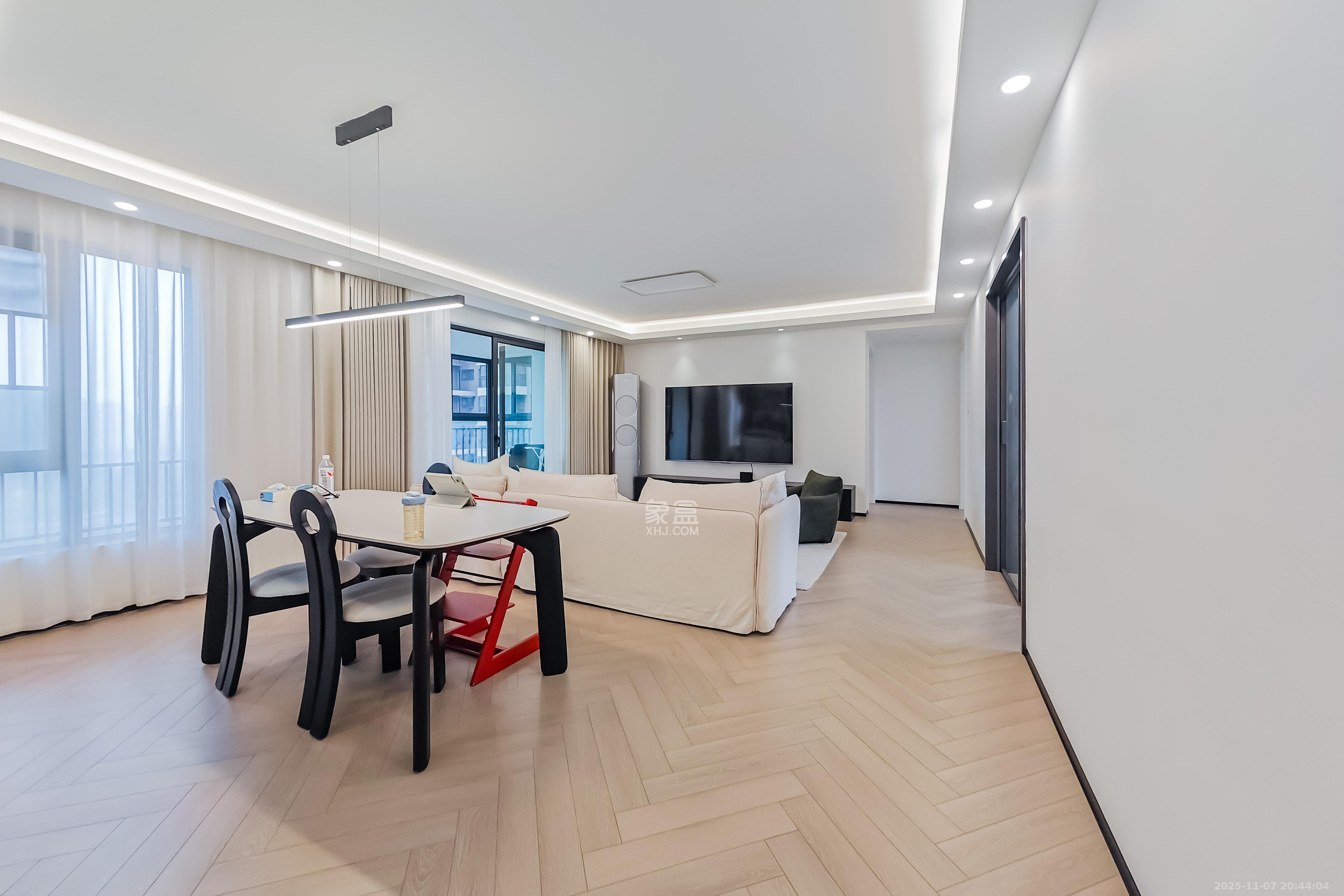 万科金域华府三四期 4室2厅2卫 142.0万 万科金域华府三四期 4室2厅2卫 142.0万客厅