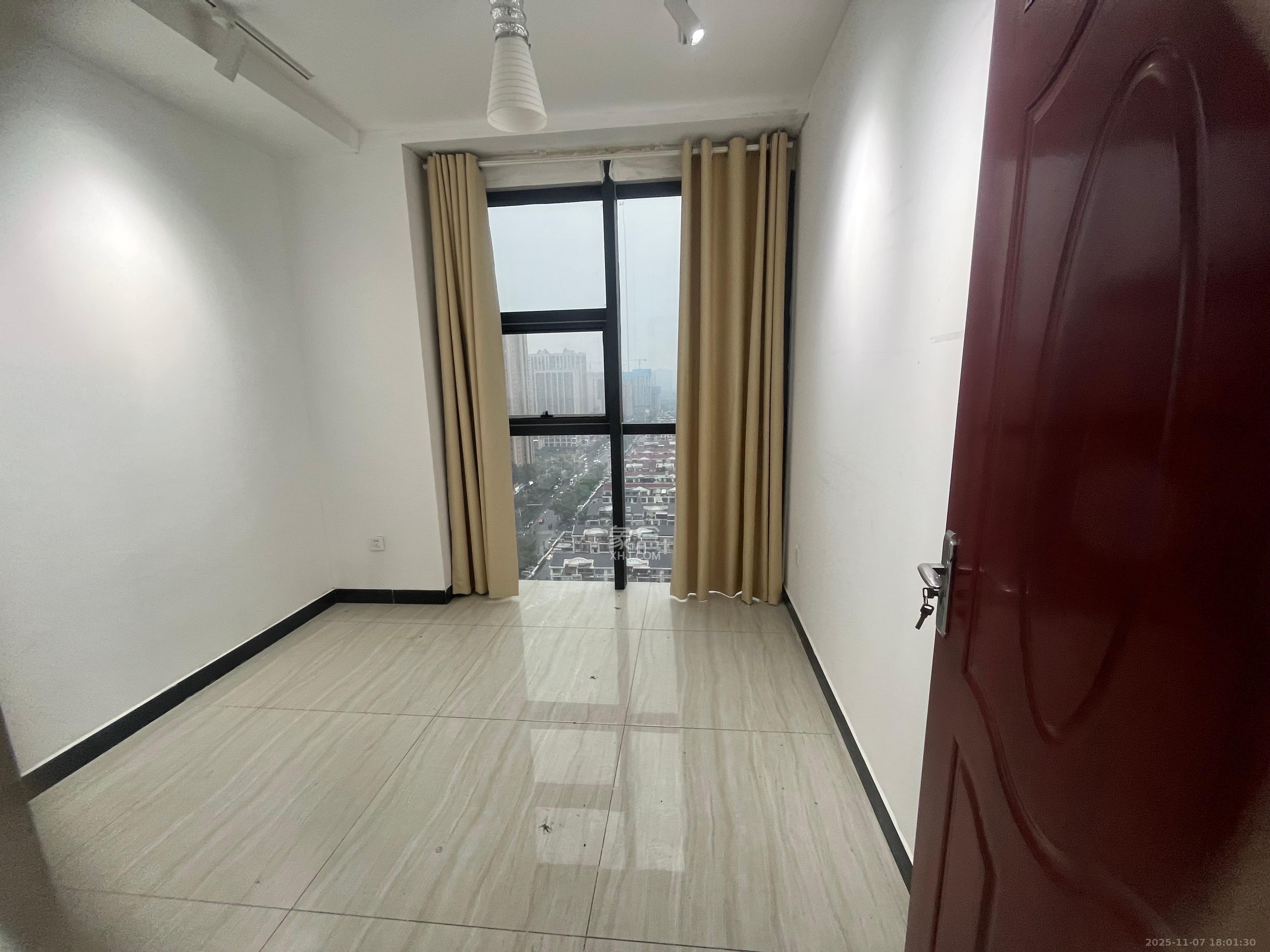 万坤图财富广场  3室1厅1卫    4500.0元/月室内图