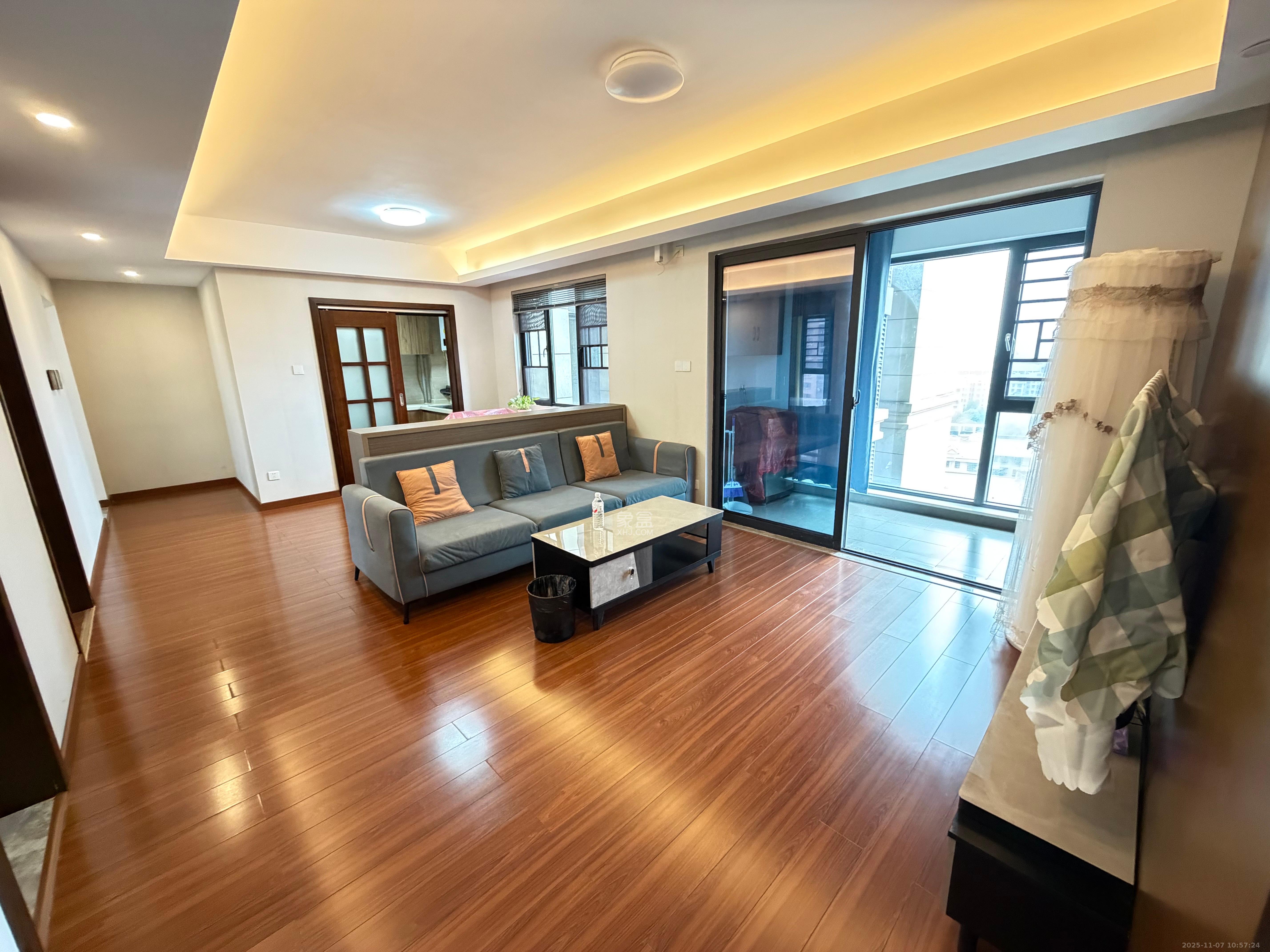 荣泰广场  3室2厅2卫    2800.0元/月